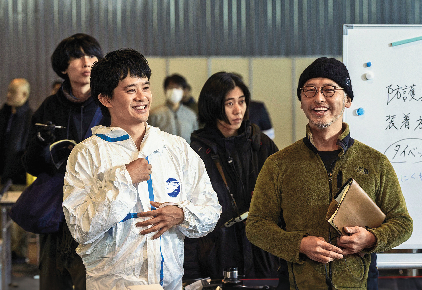 導演關根光才(右)曾以首部劇情長片《我,為愛而活》與紀錄片《太陽之塔》獲日本電影專業大賞最佳新人導演獎,他提議在故事中增加更多情感面的描繪。左為飾演上船醫師的池松壯亮。(天馬行空提供)