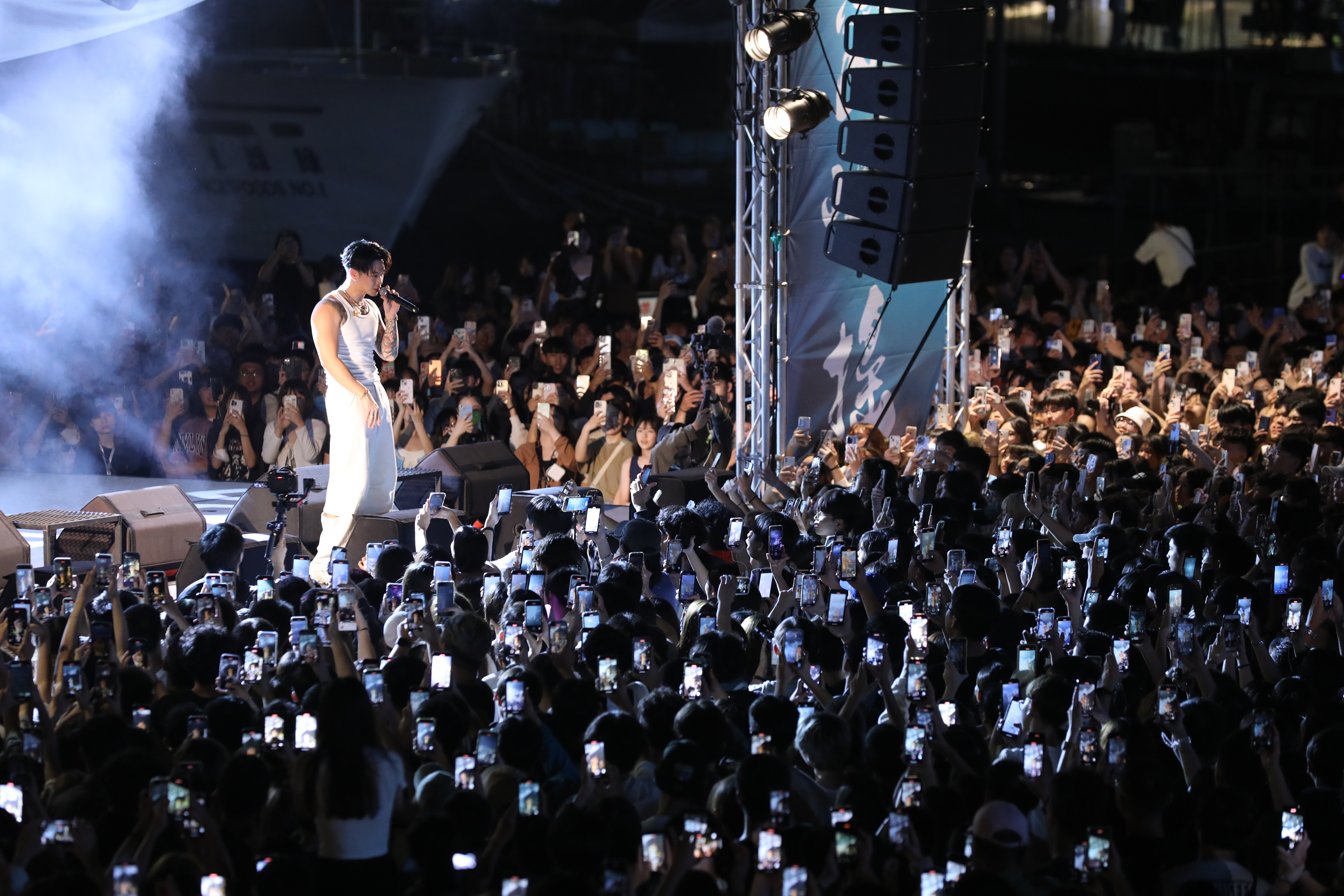 「愛嶼搖滾LOVE ROCK」音樂祭5月25日至26日在國門廣場和海洋廣場首度登場，除了雙舞台規劃，更有高爾宣、麋先生、無妄合作社、夜間限定、庸俗救星等超過20組超強音樂陣容輪番獻唱，儘管午後下起雨來，但從午後到入夜，都無法澆熄現場的熱情。攝影/蘇立坤