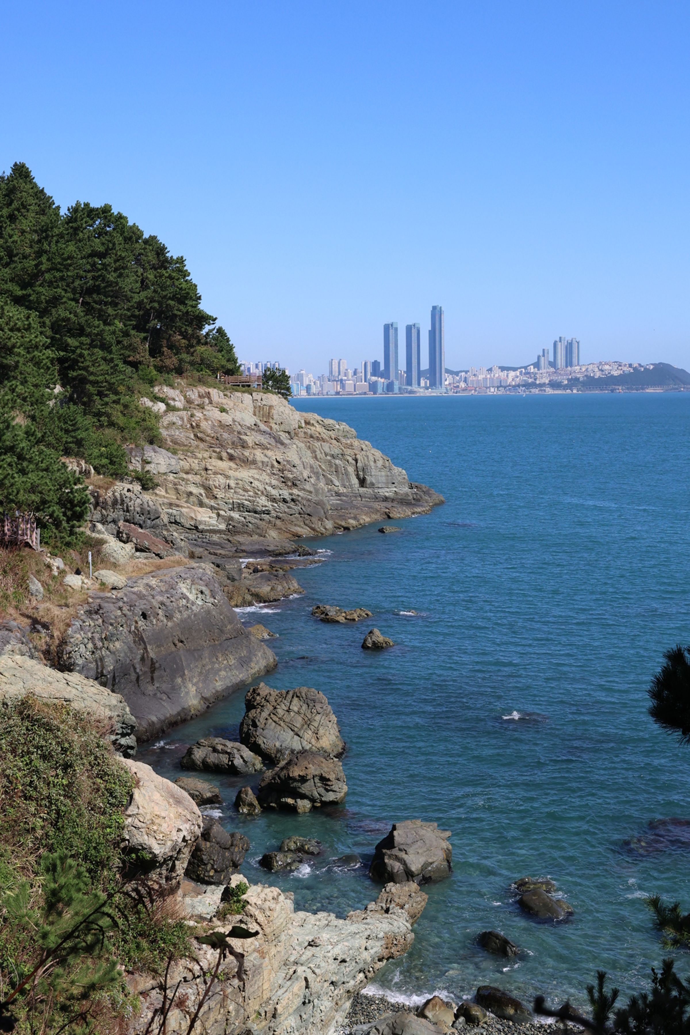 此路段為岩岸地形景色,可觀賞奇岩巨石。