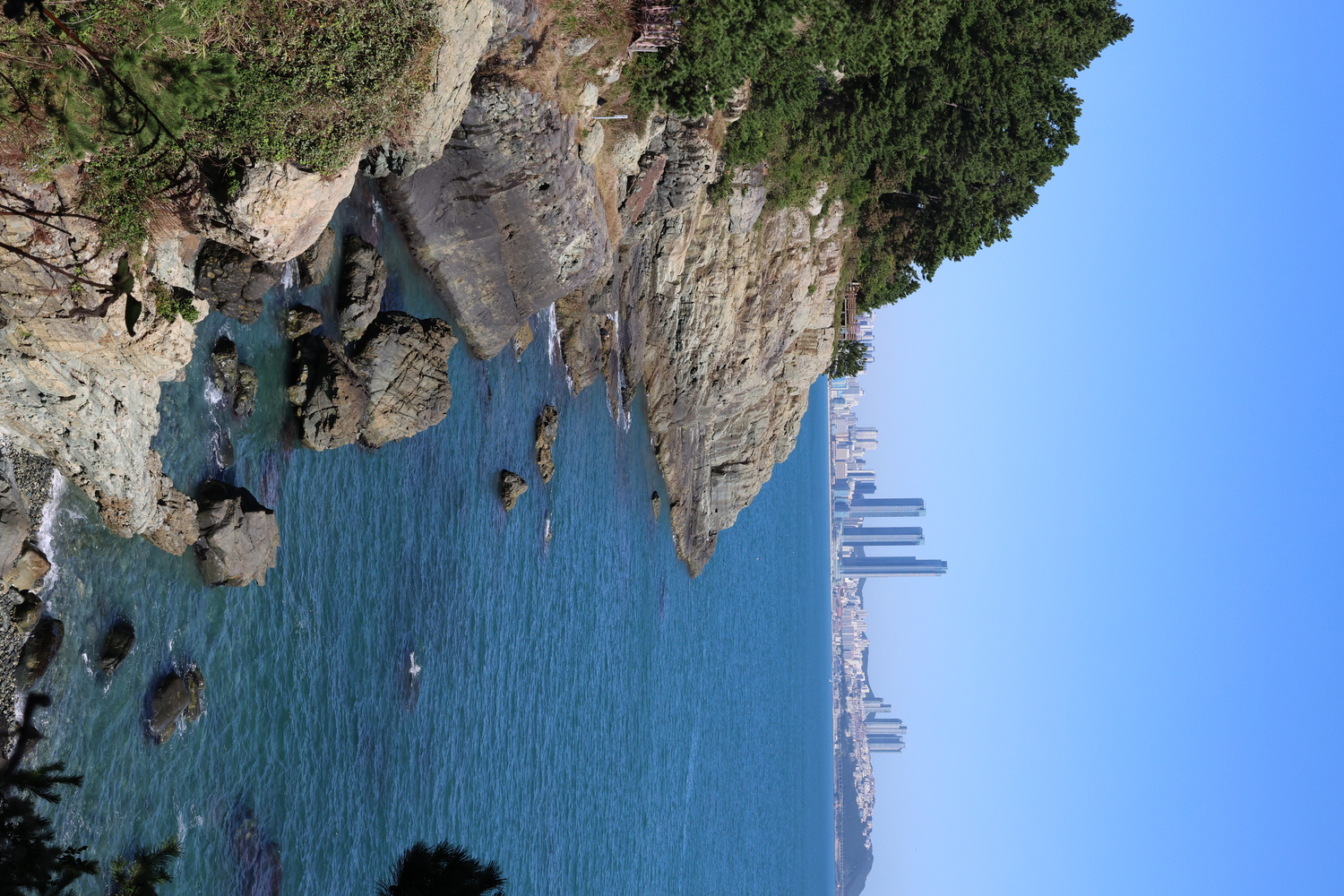 此路段為岩岸地形景色，可觀賞奇岩巨石。