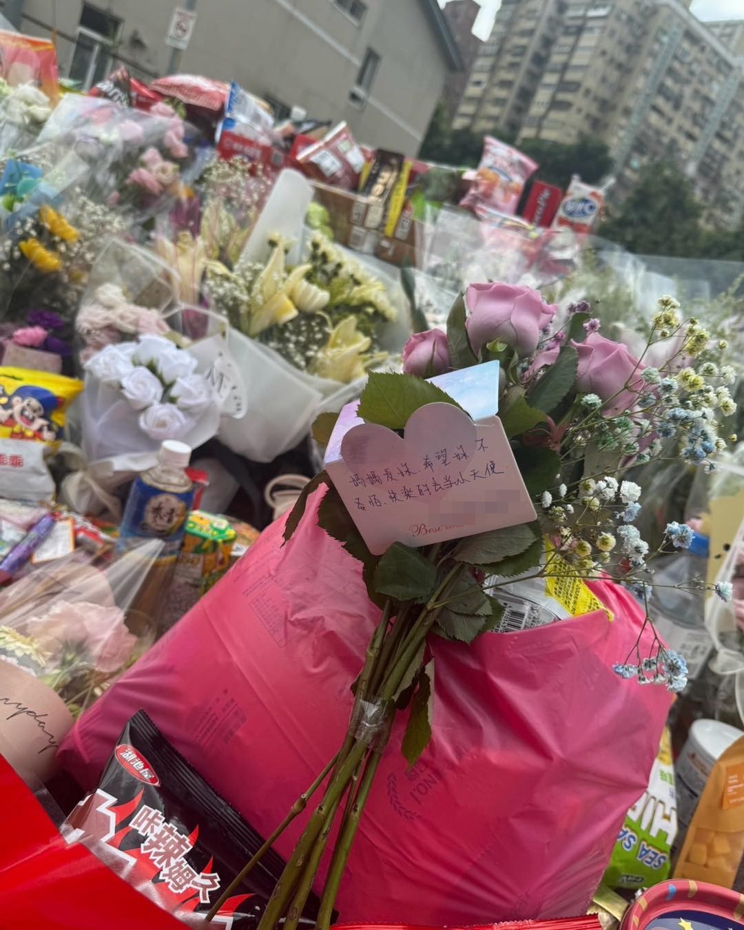 新北三峽北大國小事故現場今日聚集不少民眾獻花哀悼，北市議員江怡臻PO出的卡片內容令人鼻酸。（翻攝自江怡臻臉書）