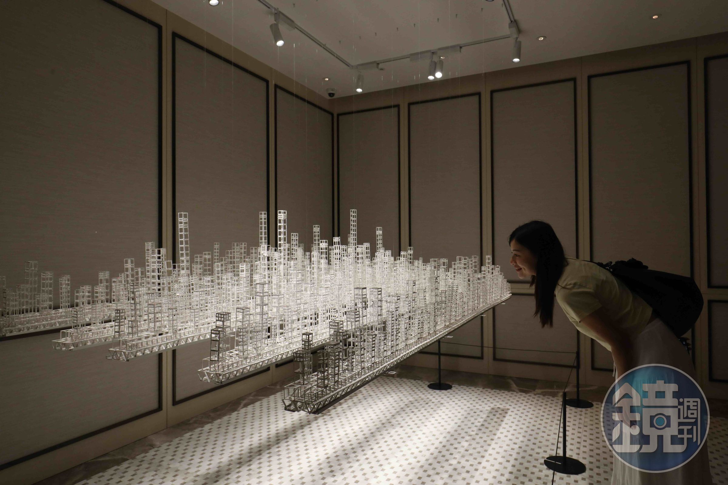 館內集結15位藝術家作品,圖為早川克己創作的《漂浮城市》。