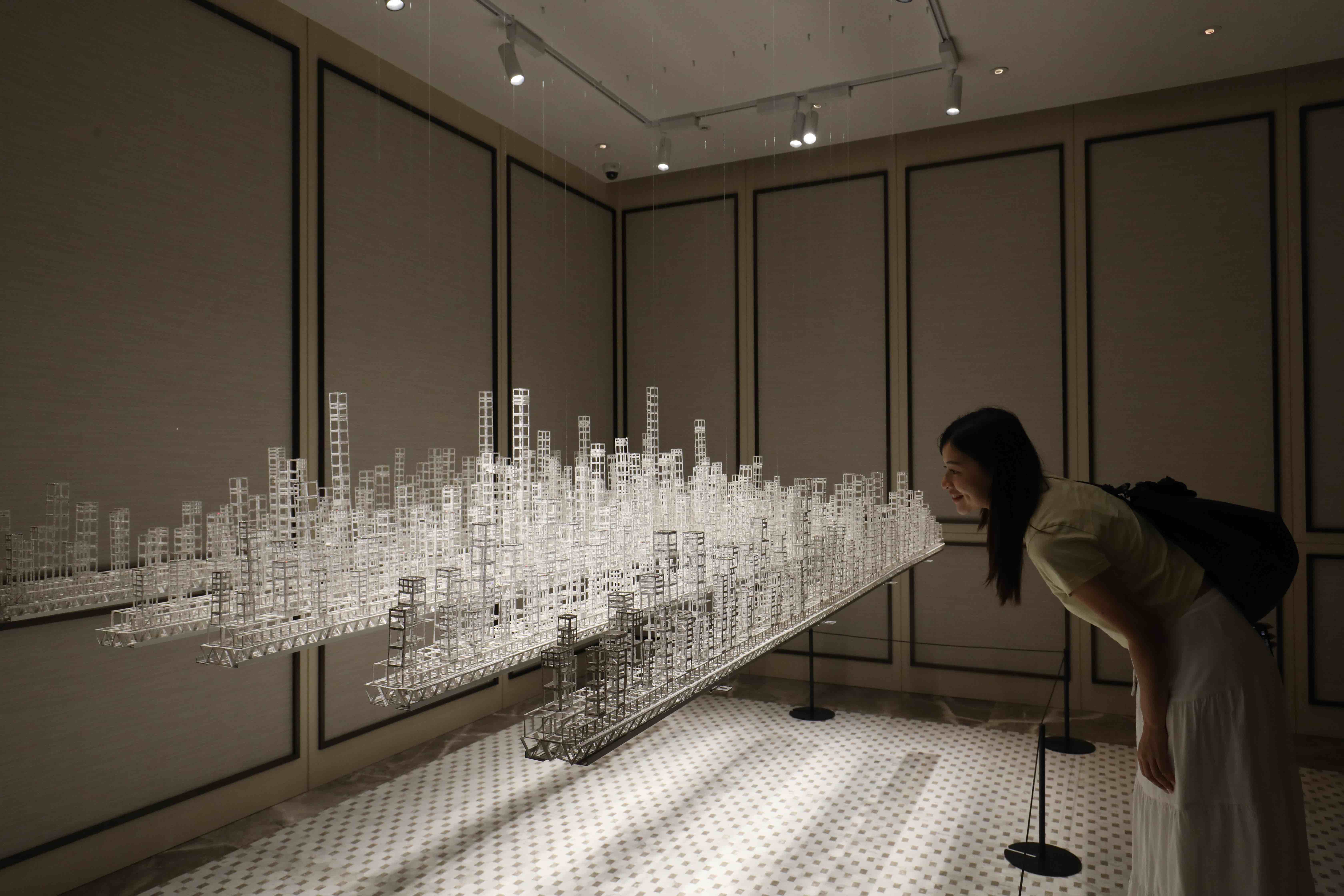館內集結15位藝術家作品,圖為早川克己創作的《漂浮城市》。
