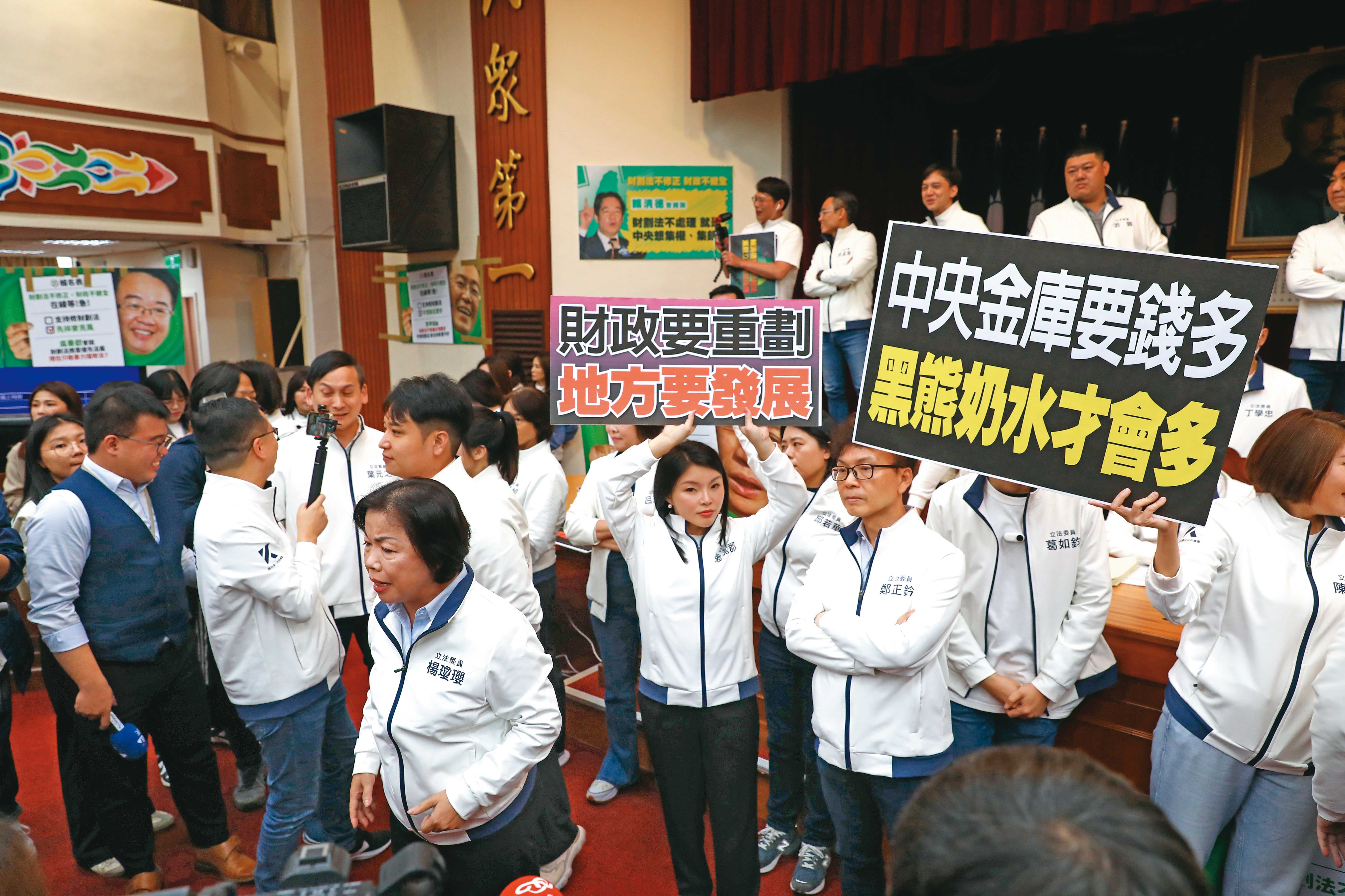 《財劃法》修正通過而未送請總統公布，藍綠各自出招，攻防不斷。