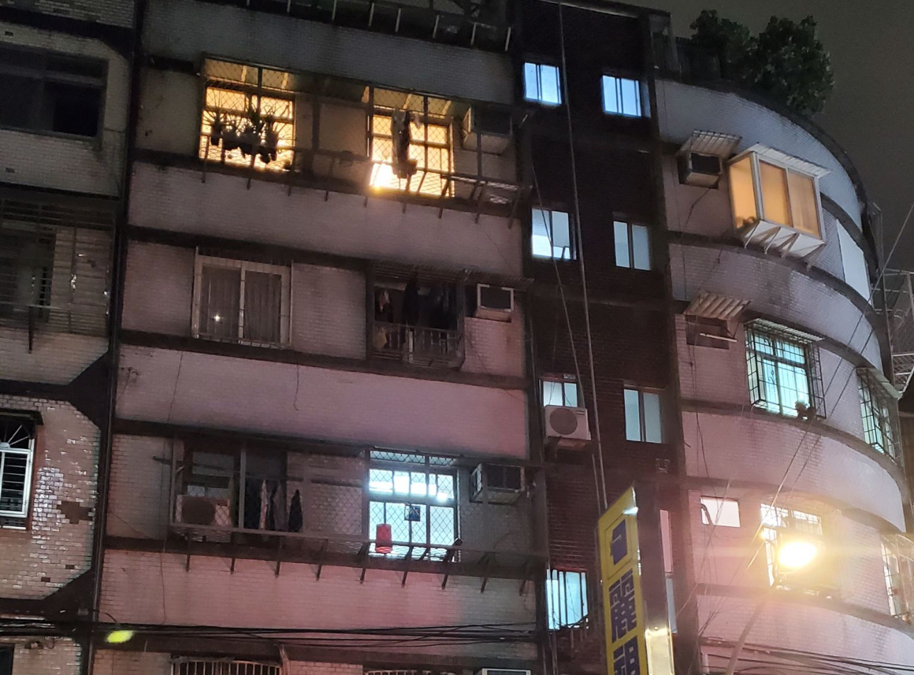 吳哲銘被撤銷假釋前1日即離家，但家中燈火通明，讓警方上門撲空。