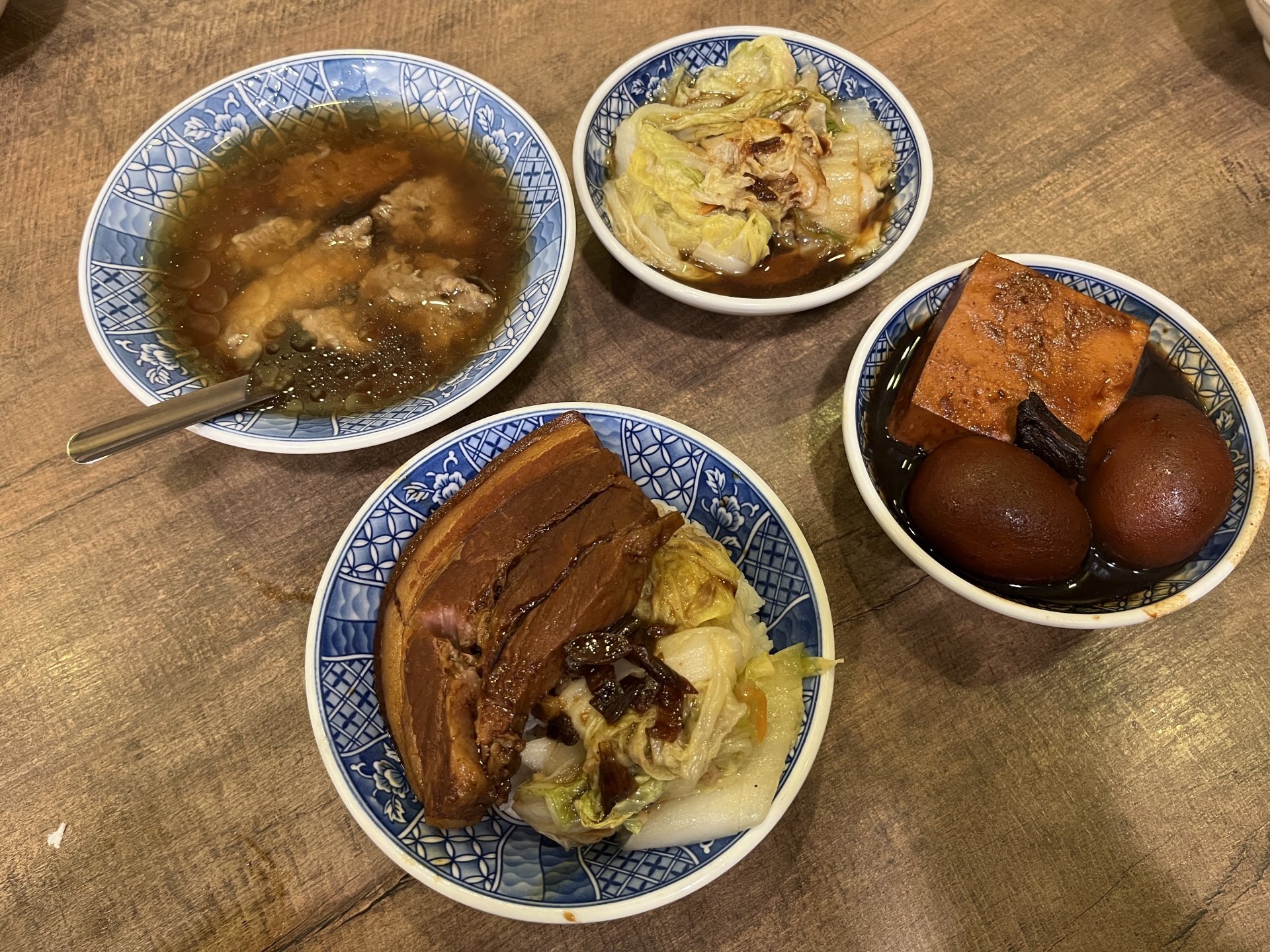 台中滷肉飯店開出高薪徵才,還能額外抽成。(示意圖,photoAC)