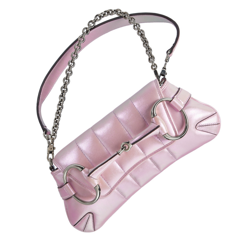 假日禮讚系列推出雙鍊條Horsebit Chain 粉色迷你炫彩包（NT$119,900）。（Gucci提供）