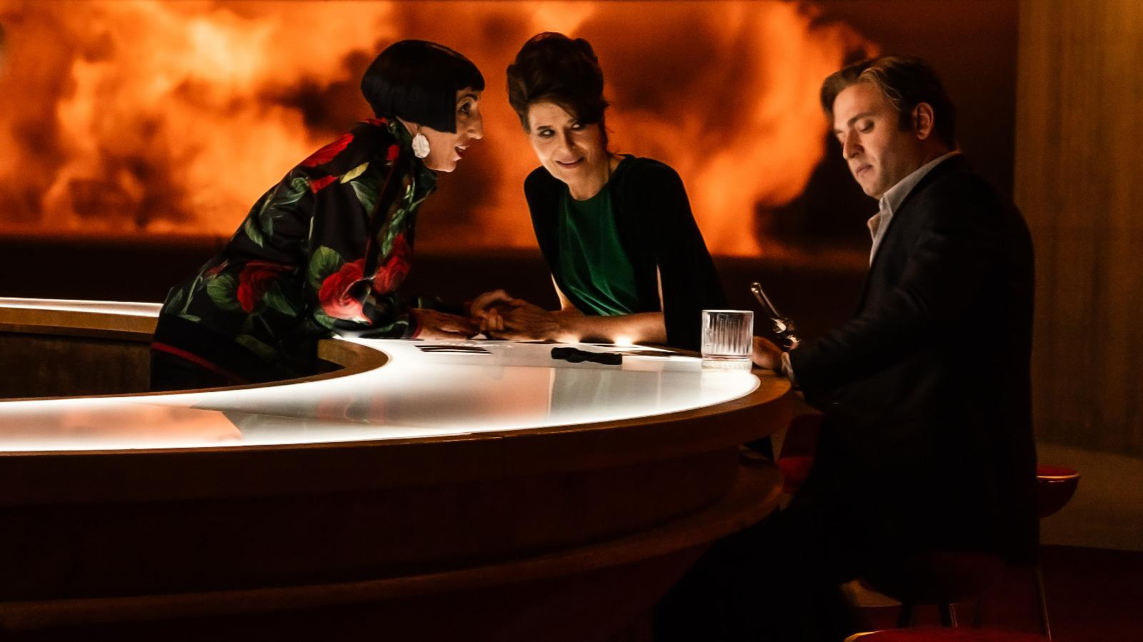 女星蘿西德帕瑪（左）和凱薩獎影后芬妮亞當（中）分別飾演命運之神和冥王之妻，為往來的遊魂指點迷津。（天馬行空提供）