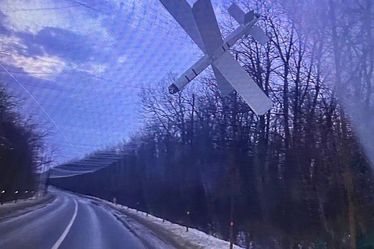 歐洲各國農漁民將廢棄的漁網與鬱金香保護網送往戰區,利用這些網格材質攔截自殺式無人機的致命衝擊。(翻攝自11-й армійський корпус/11 Army Corps FB)