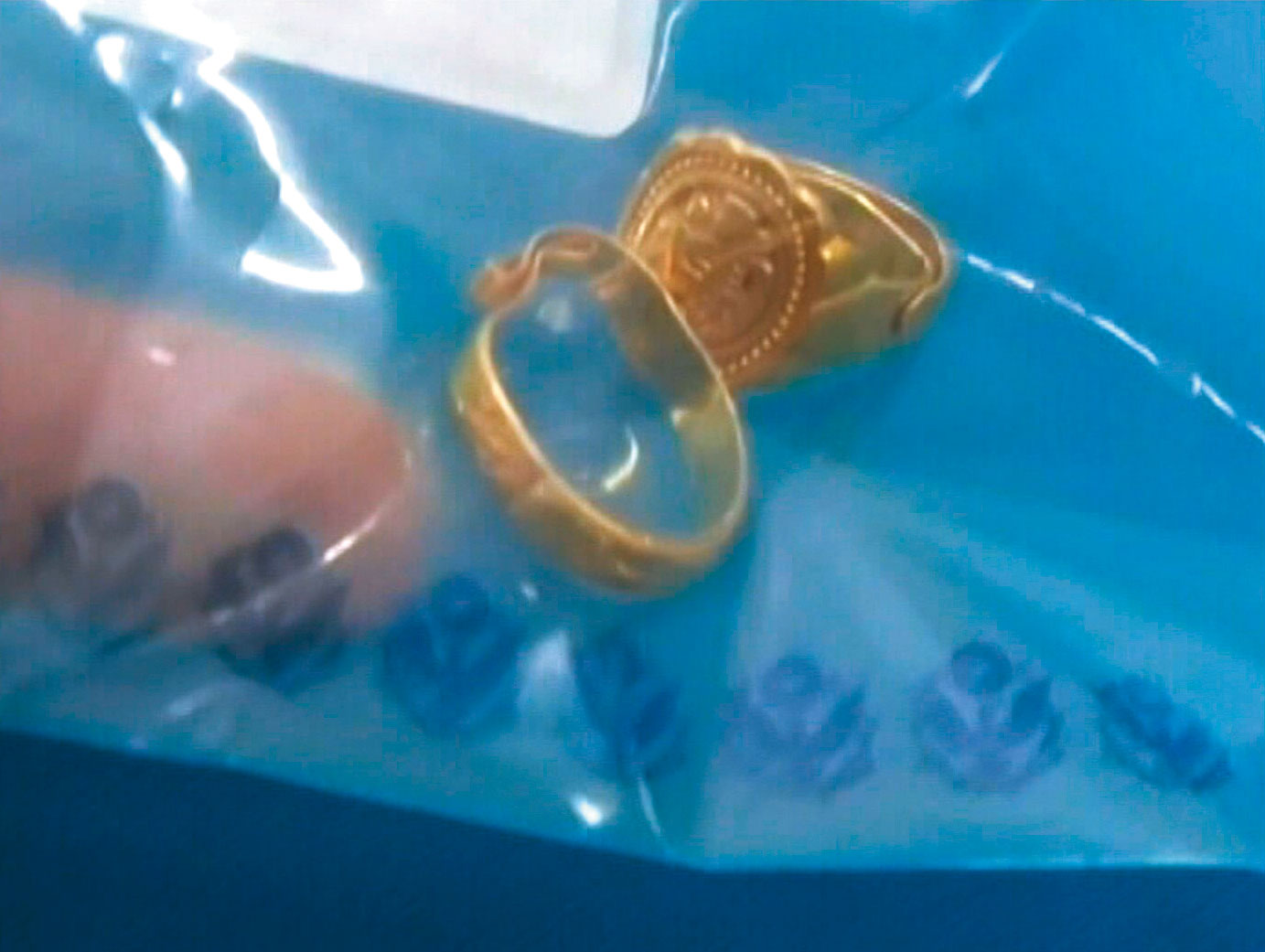 警方在嫌犯住處查獲亡者的金戒指等陪葬金飾。（東森新聞提供）