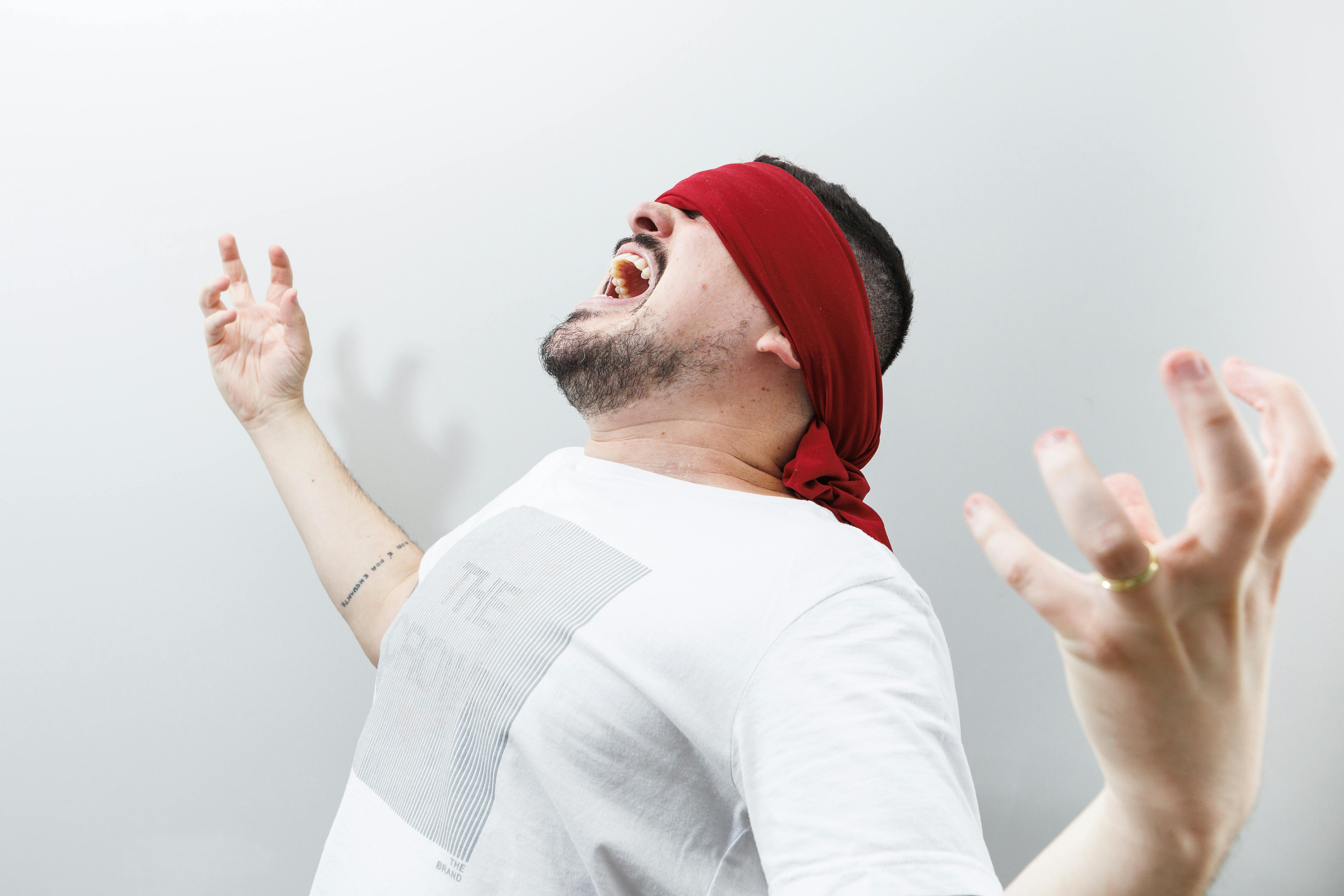 有飯店前員工po文，服務「心靈課程」團體包場，曾聽見一群人瘋狂尖叫。（示意圖，取自pexels）