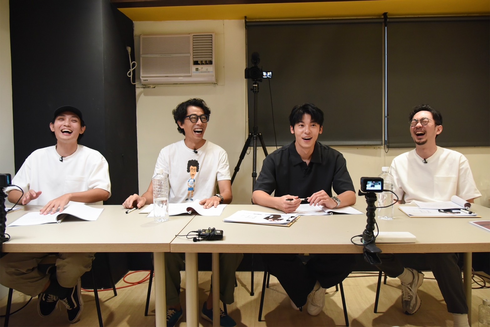 導演程偉豪（右起）、演員許光漢、馬念先及導演殷振豪在「木曜4」主持群試鏡中被逗到大笑。（隨身遊戲提供）