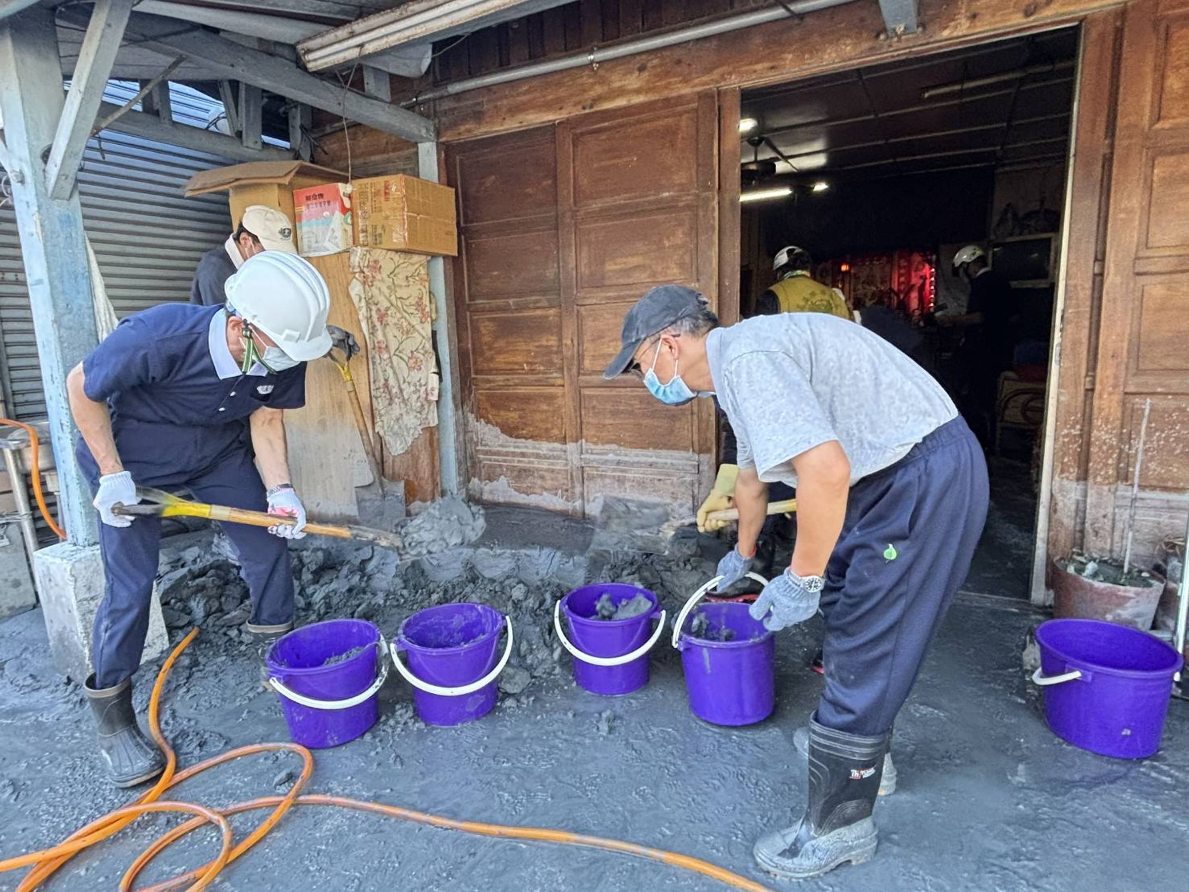 慈濟志工深入災區，幫助災民恢復家園。（慈濟基金會提供）