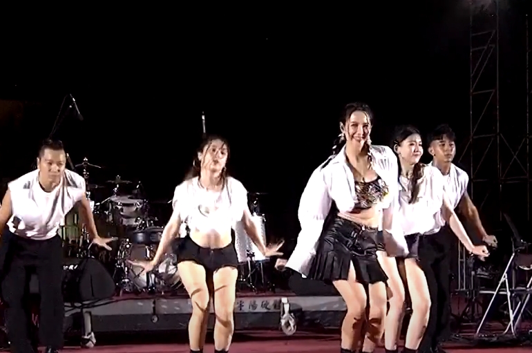 安心亞在昨晚在台中的國慶表演上演出，儘管現場流程安排混亂，但她敬業的表現獲得不少肯定。（翻攝畫面）