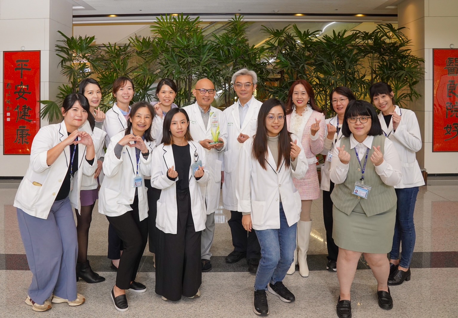 中醫大新竹附醫榮獲特色表揚團體獎。（中醫大新竹附醫提供）