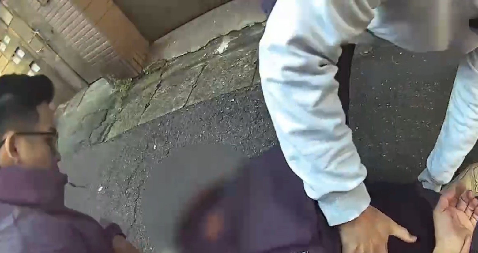 警方將孫姓車手壓制在地。（翻攝畫面）