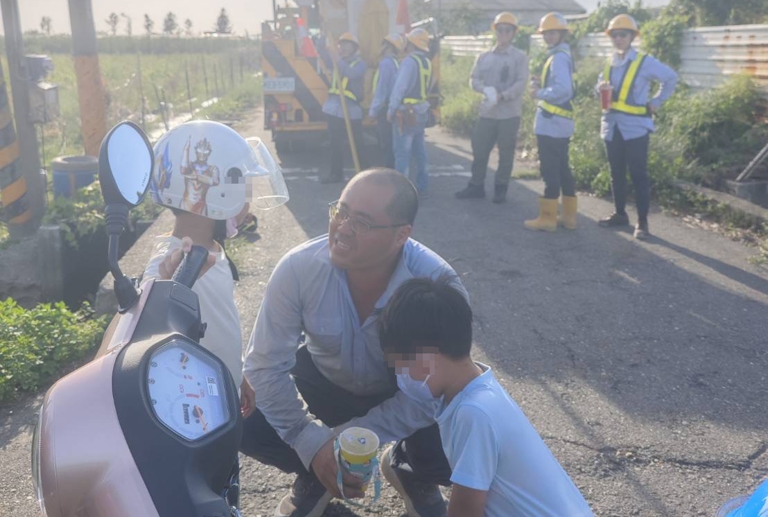 嘉義區處線路課副班長郭枝茂見到孩子「探班」，卸下疲憊露出了笑容。（台電嘉義區營業處提供）