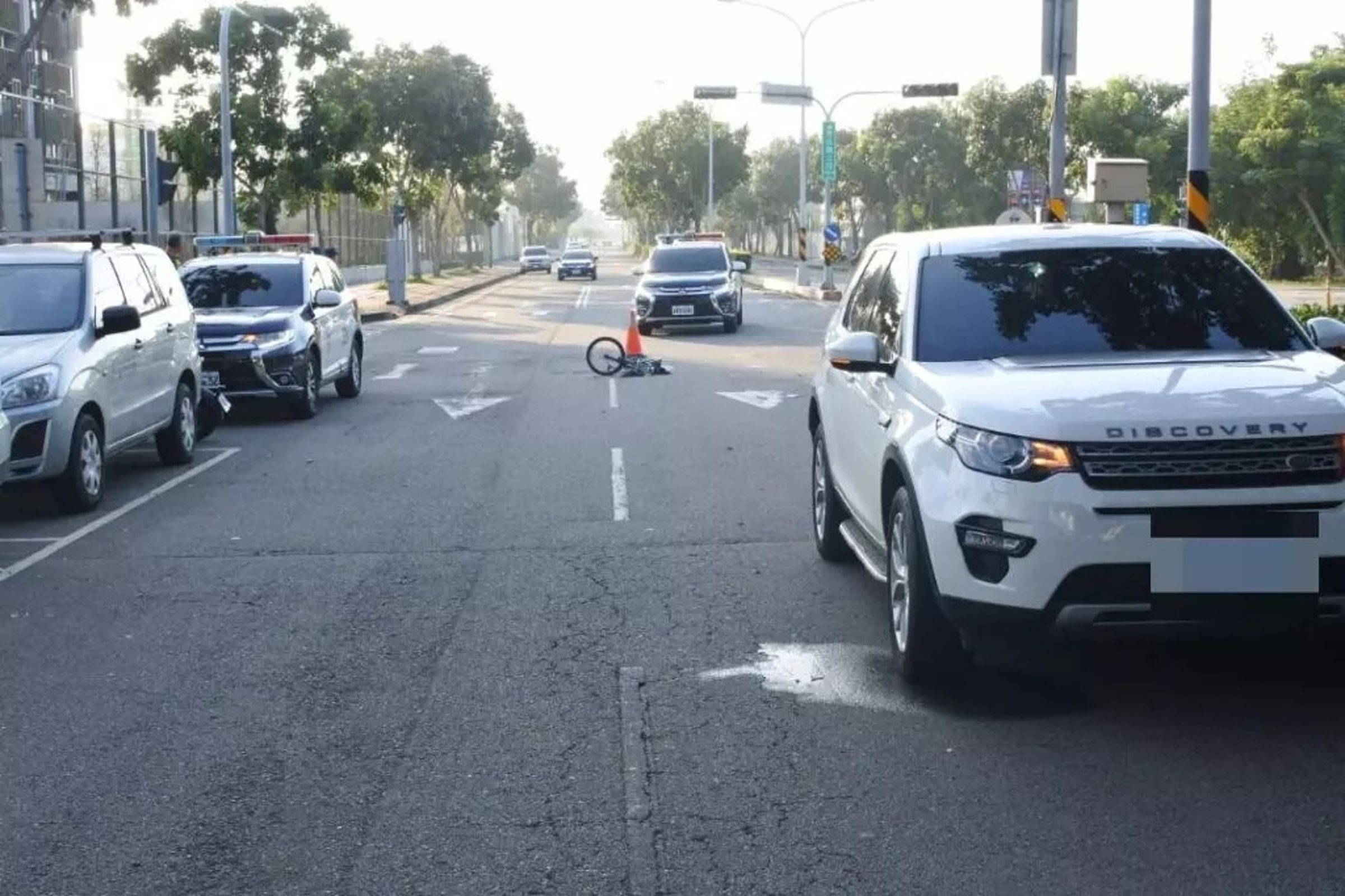 台中一名11歲男童昨天下午騎自行車過馬路時，連遭電動機車和休旅車撞上不幸慘死。（翻攝畫面）
