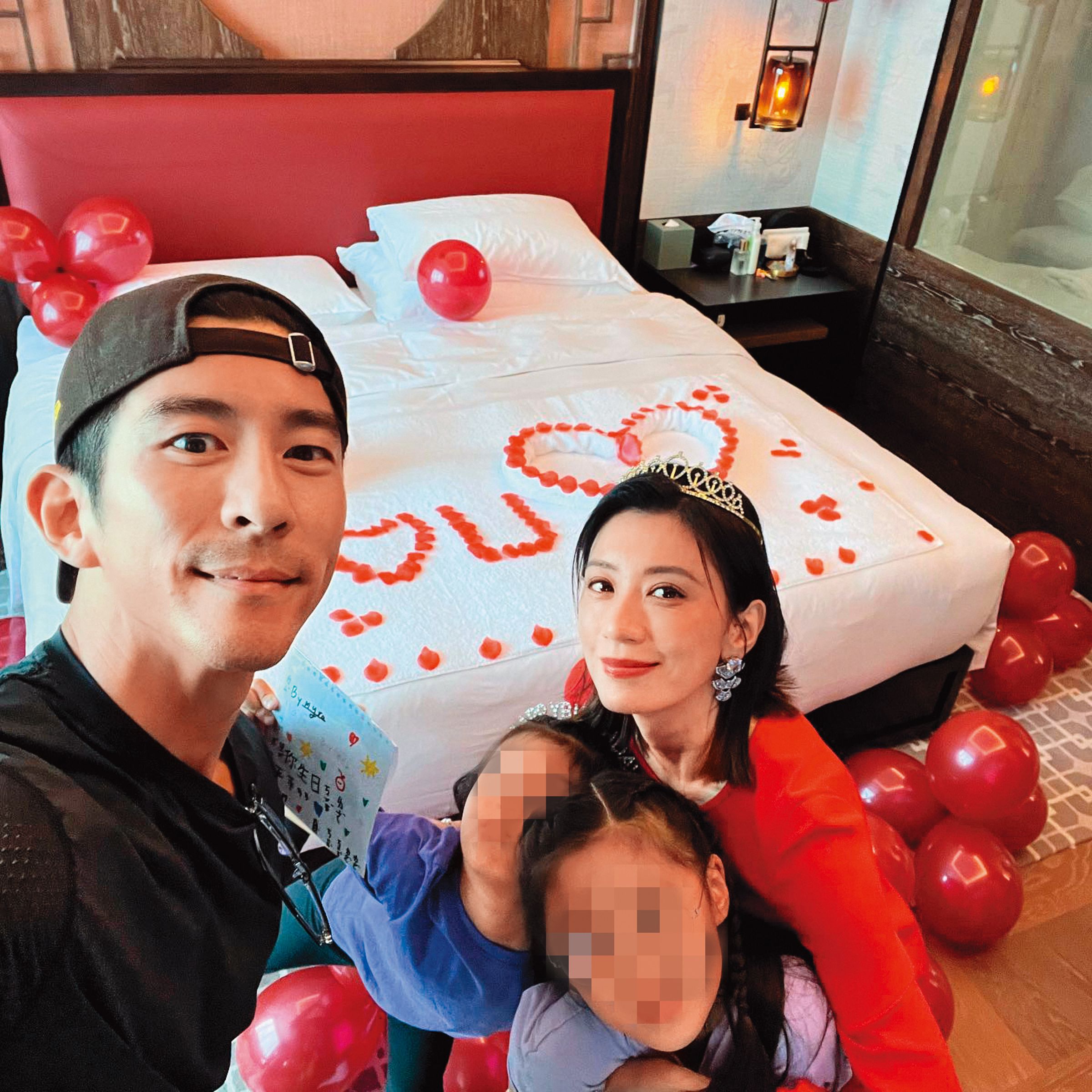 賈靜雯在片場度過生日，修杰楷特地帶著女兒們去幫她慶生。（翻攝自賈靜雯臉書）