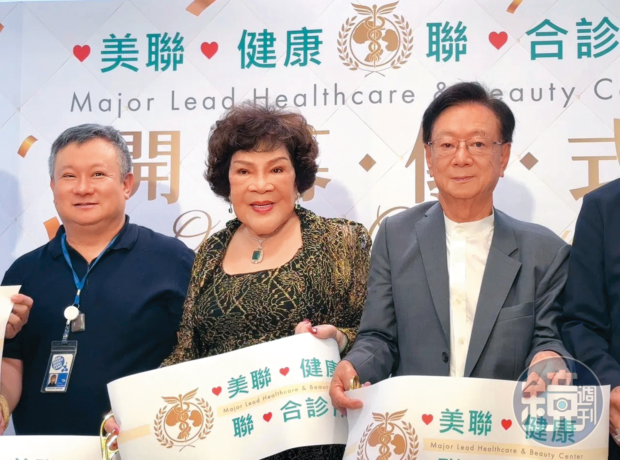 周遊（中）和企業界友人宣明智（右）、宣昶有（左）合作，共創選美組織，發展美麗事業。（讀者提供）
