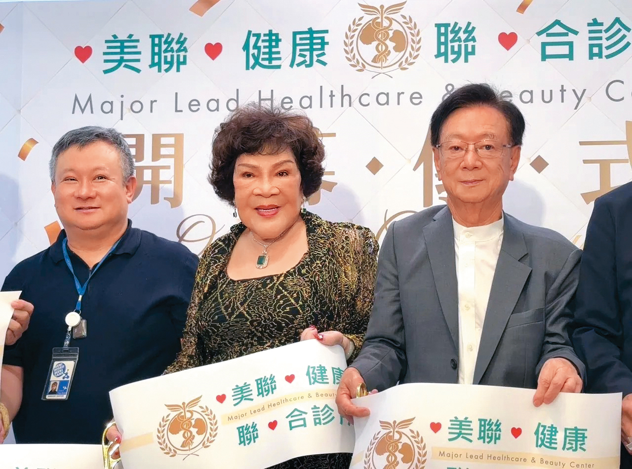 周遊（中）和企業界友人宣明智（右）、宣昶有（左）合作，共創選美組織，發展美麗事業。（讀者提供）