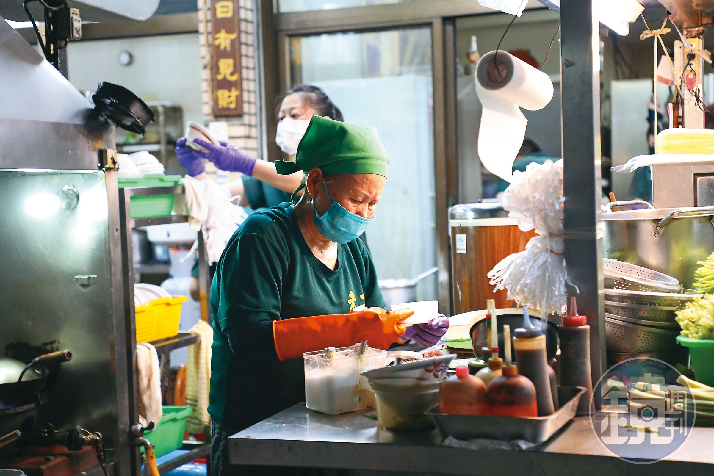 雖然已有兒孫接班，但阿嬤洪莊美珠閒不下來，灶前經常可見她掌杓的身影。