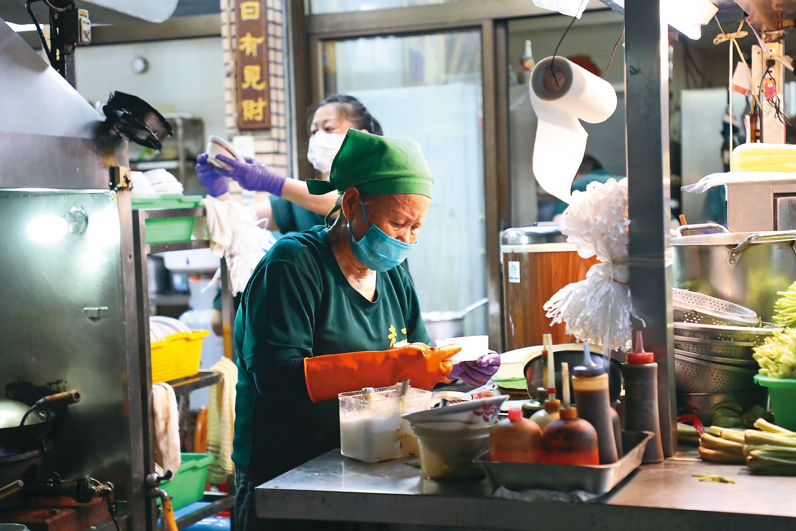 雖然已有兒孫接班，但阿嬤洪莊美珠閒不下來，灶前經常可見她掌杓的身影。