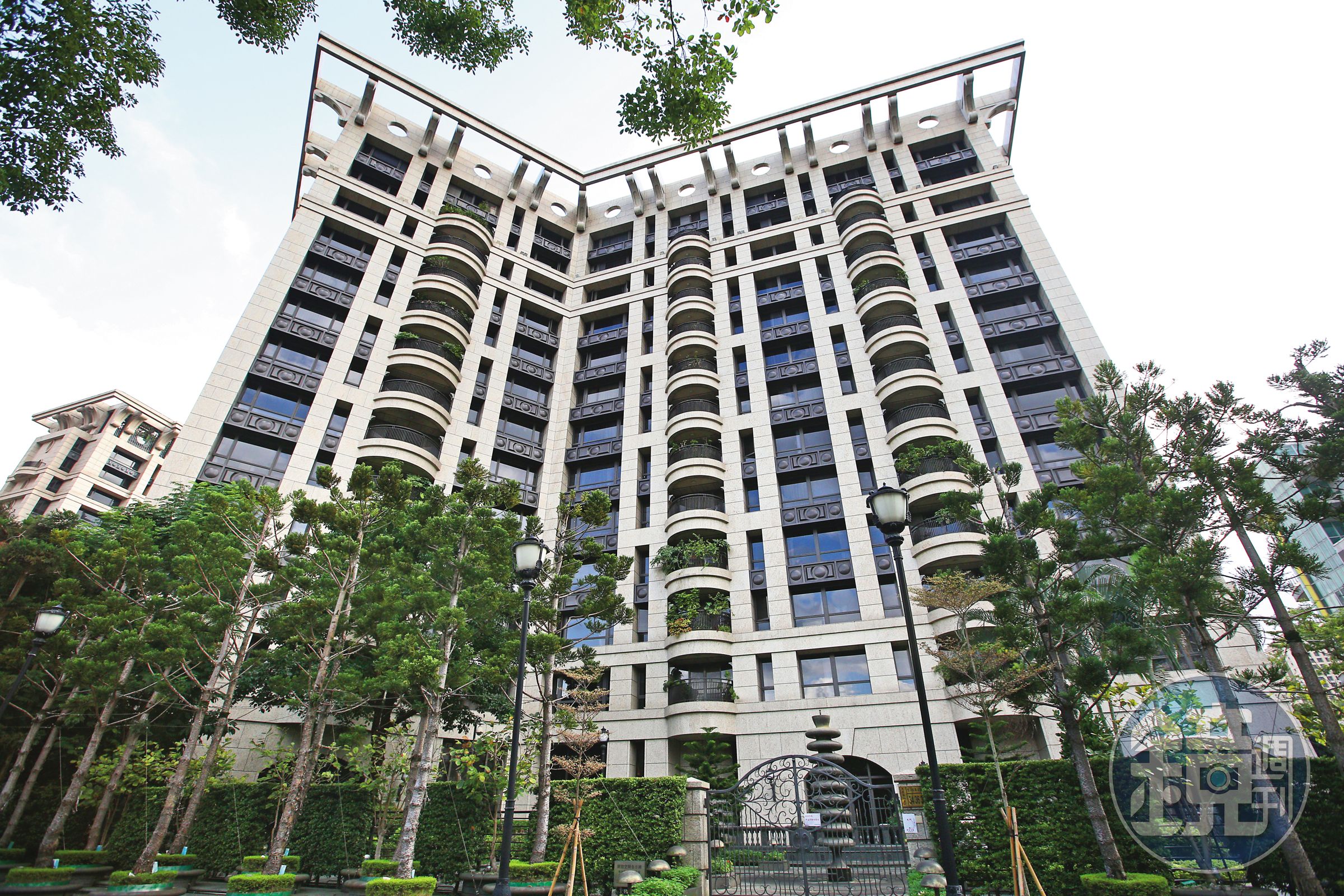當初為了嫁具俊曄,傳出大S把豪宅「國家藝術館」過戶到S媽的名下;因為S媽怕女兒為愛賣房奔赴韓國定居,母女為此甚至以死相逼。