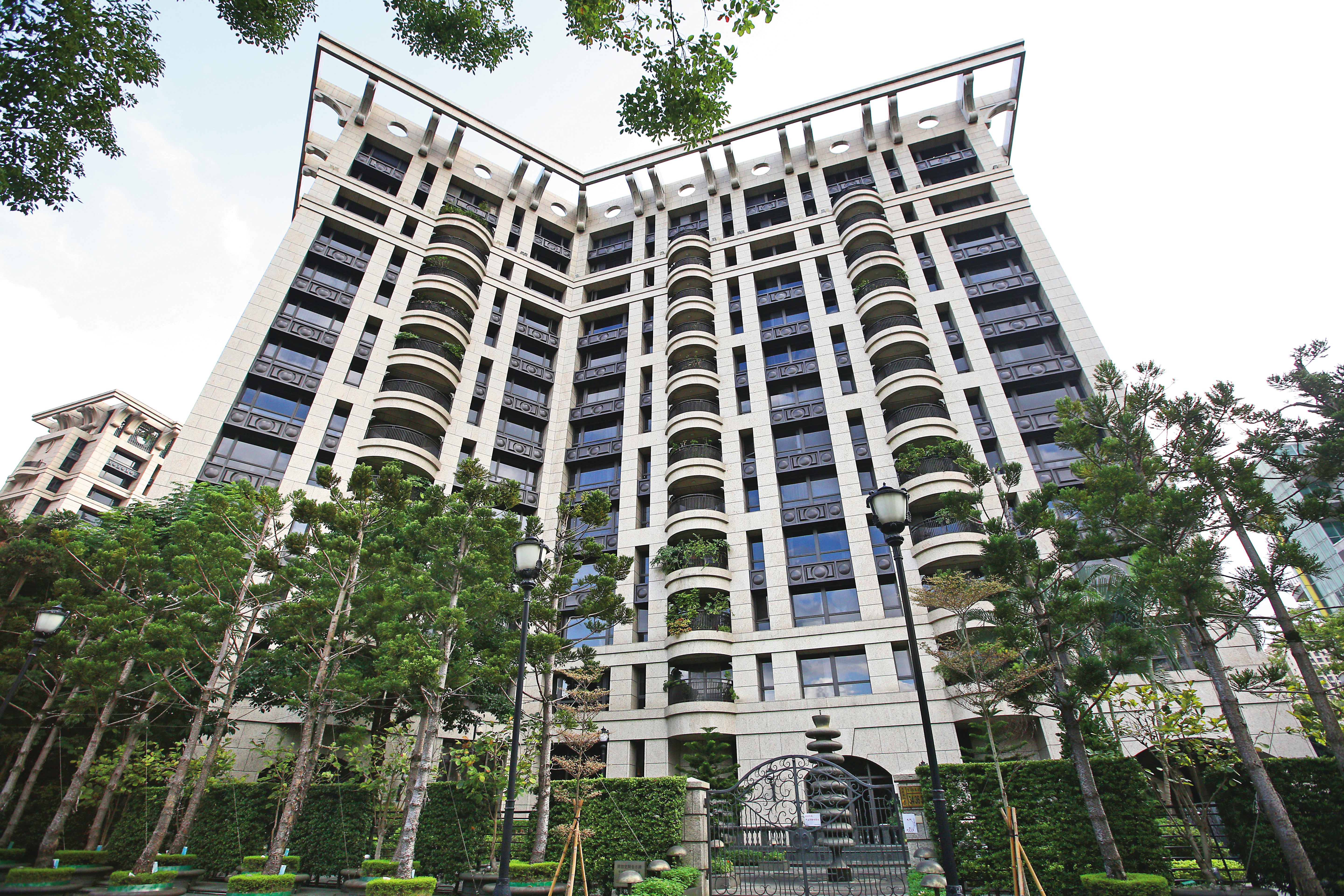 當初為了嫁具俊曄,傳出大S把豪宅「國家藝術館」過戶到S媽的名下;因為S媽怕女兒為愛賣房奔赴韓國定居,母女為此甚至以死相逼。
