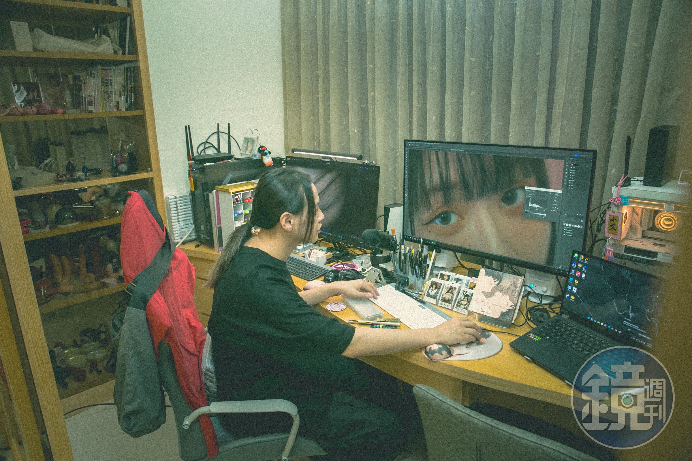 豪宅一角是小艾的工作室。正在修圖的他說，畫質並非最重要，生活中的走光小意外，更能擄獲AV影音寫真粉絲。