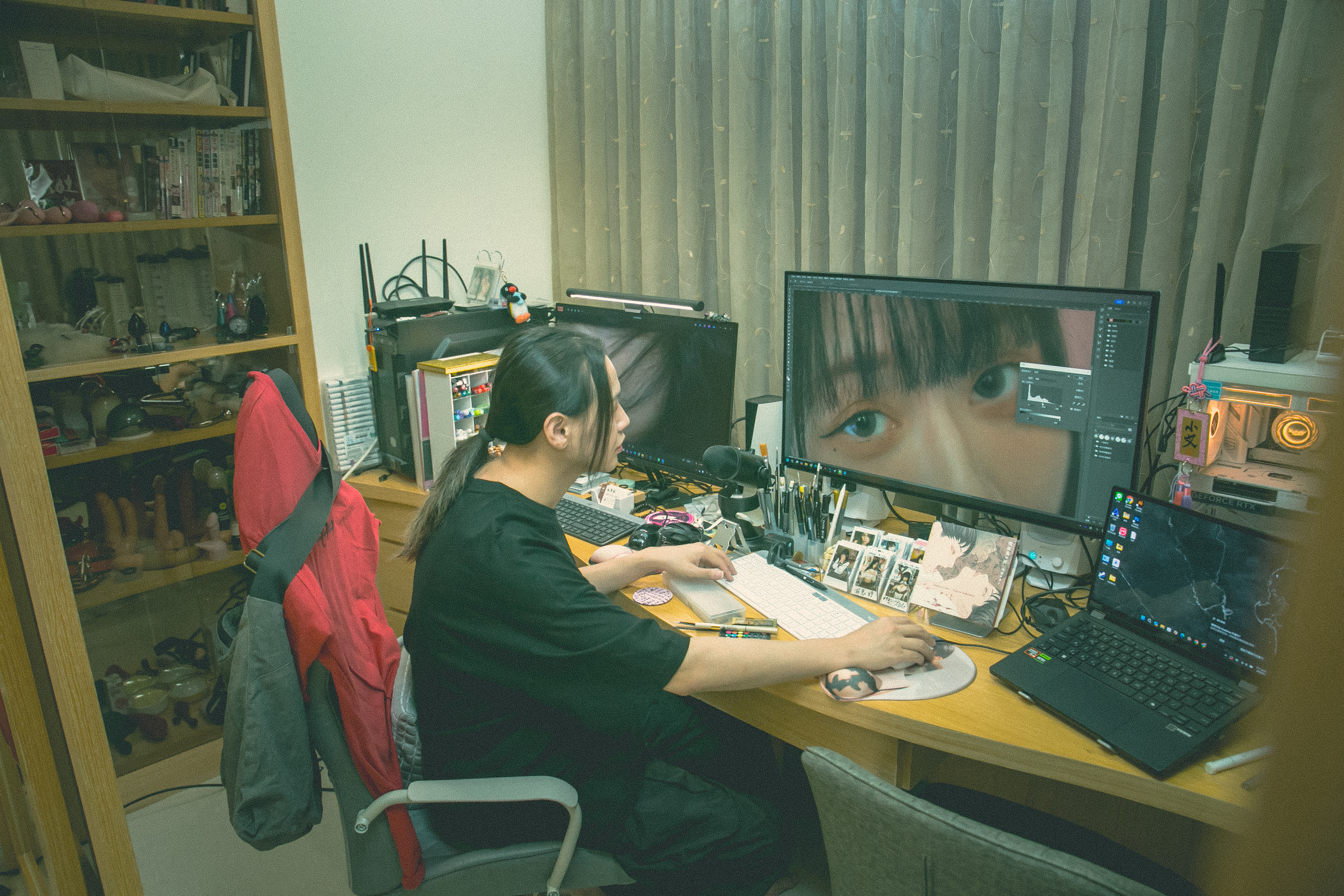 豪宅一角是小艾的工作室。正在修圖的他說，畫質並非最重要，生活中的走光小意外，更能擄獲AV影音寫真粉絲。