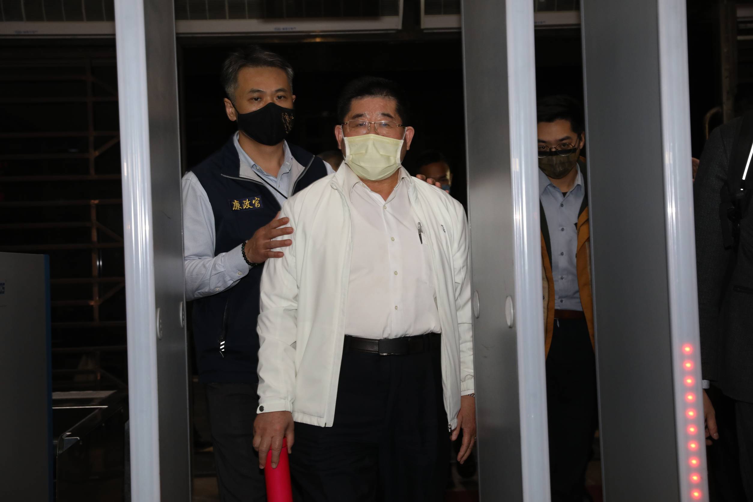 「台灣智慧光網」董事長李慶煌以350萬元交保。