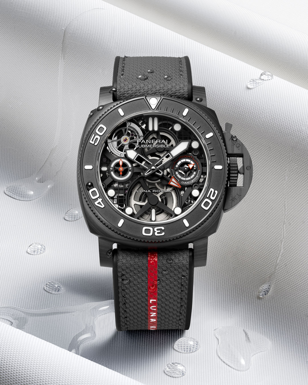 沛納海 Submersible Tourbillon GMT Luna Rossa Experience Edition – PAM01405 二地時間陀飛輪腕錶。