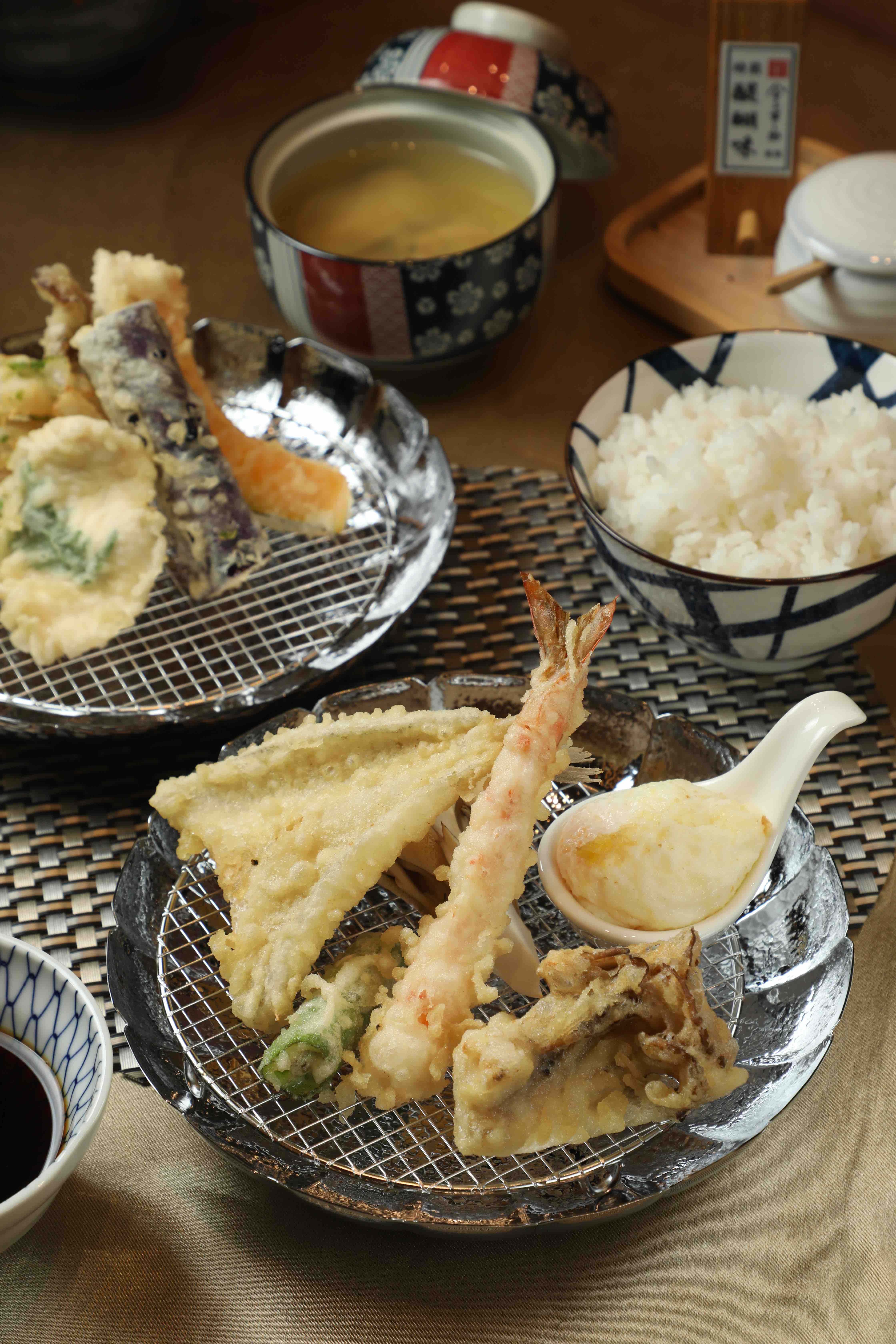 「梅套餐」是必吃入門款,內有細嫩白身魚、鮮美鳳尾蝦、彈牙魷魚海鮮炸與多種蔬菜。(499元/份)
