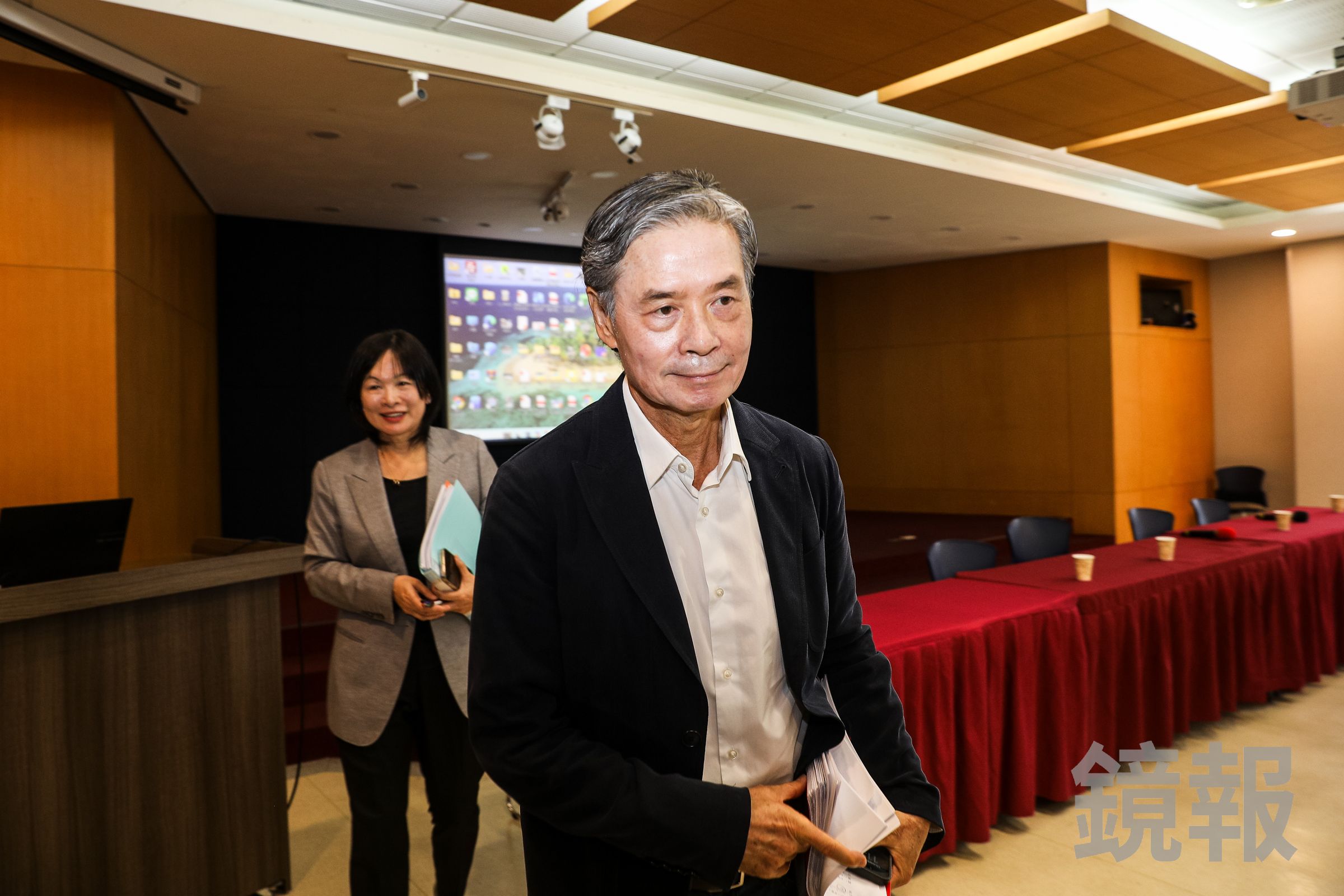 金溥聰表示太太為了他出面處理這件事被抹黑,落淚了3次,但他「不能不管馬總統」。(鏡報鄒保祥)