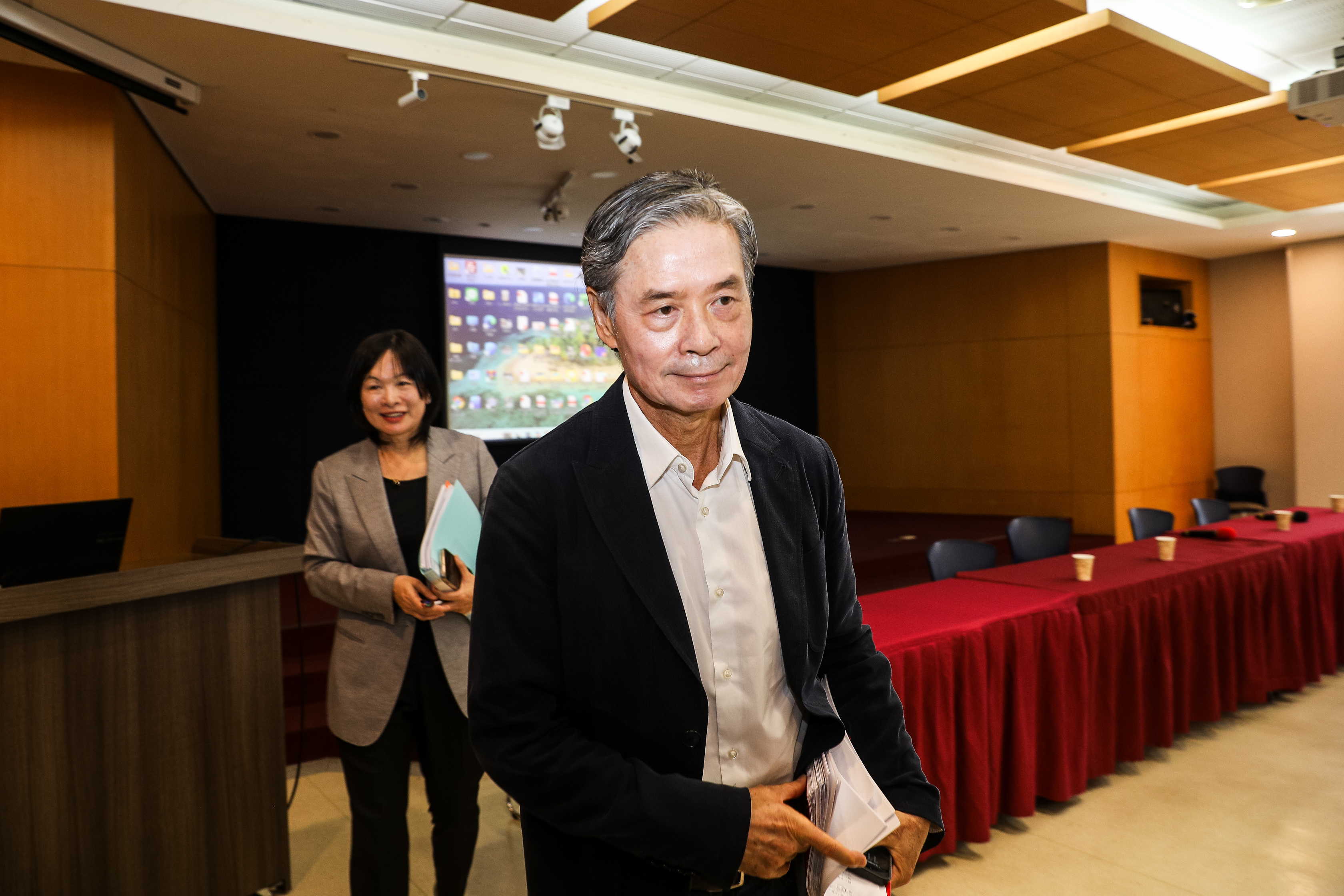 金溥聰表示太太為了他出面處理這件事被抹黑，落淚了3次，但他「不能不管馬總統」。（鏡報鄒保祥）