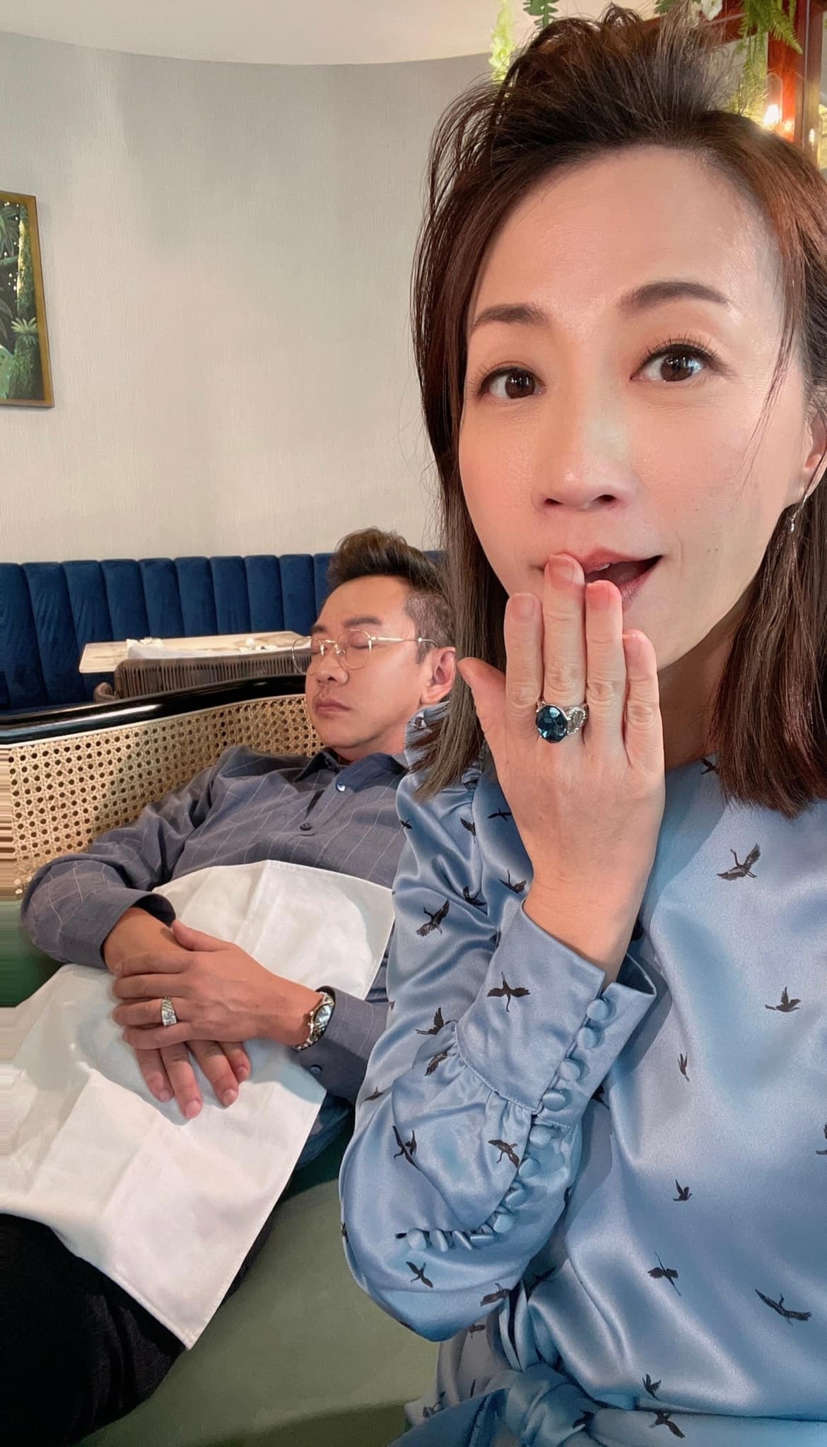 潘奕如在攝影棚偷拍江俊翰竟在打燈時睡著。(翻攝自臉書)