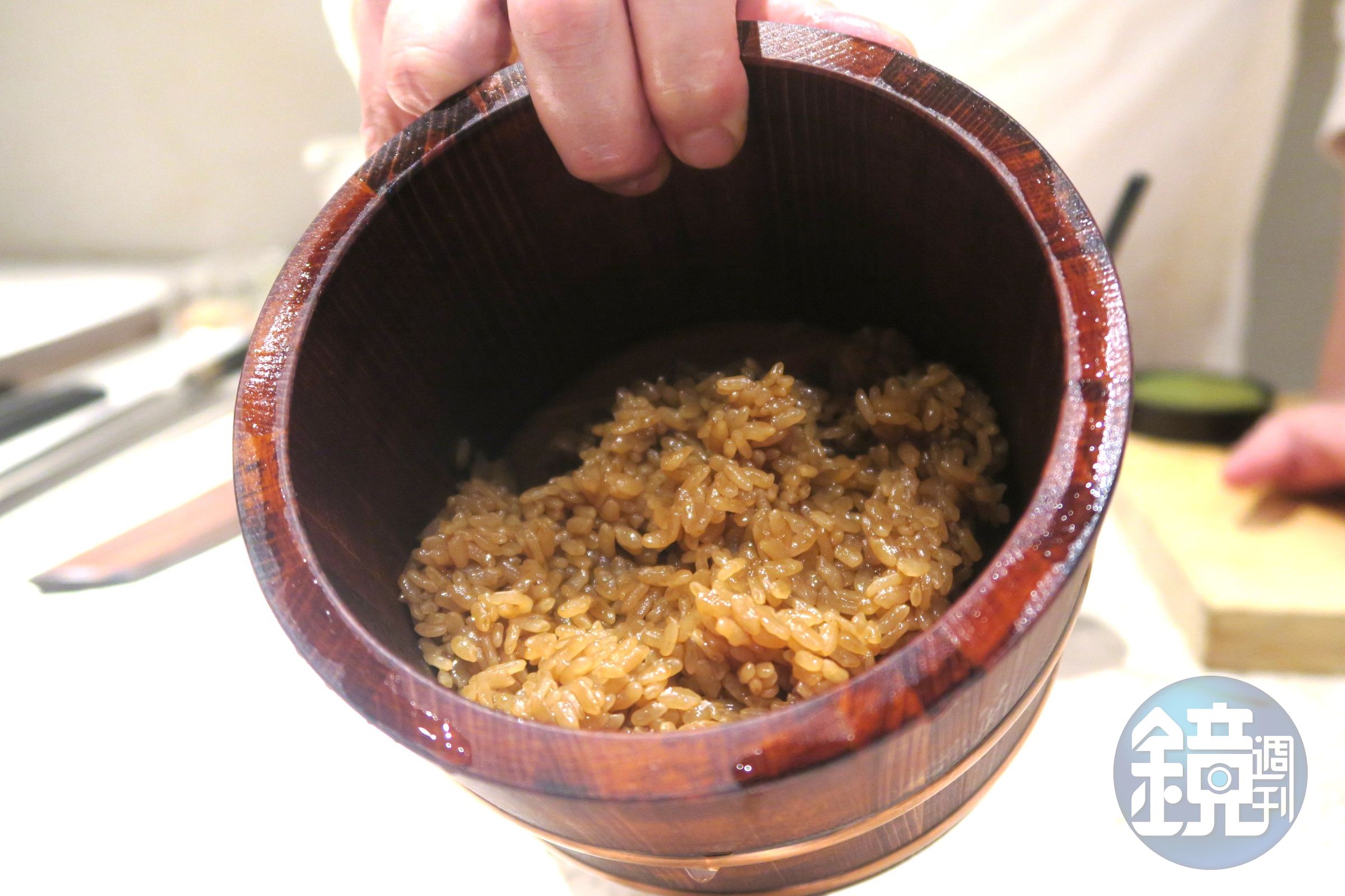 呈現深褐色的醋飯，居然是調入了酸度很高的酒粕醋。
