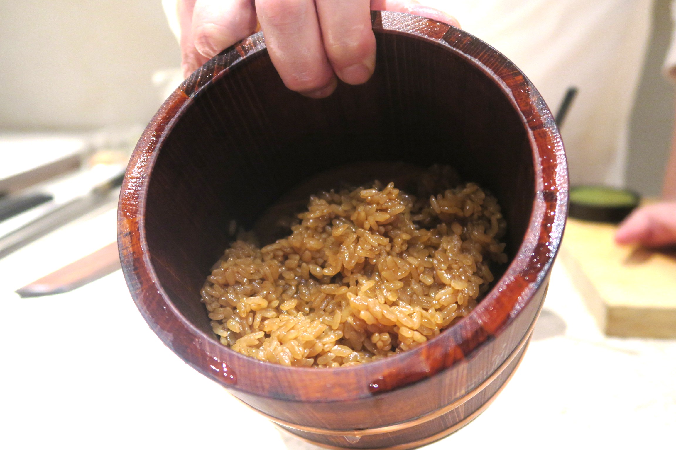 呈現深褐色的醋飯，居然是調入了酸度很高的酒粕醋。