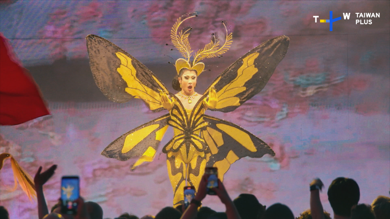 變裝皇后妮妃雅與瘋家利用變裝做為自我表達和社會觀察的工具。（TaiwanPlus提供）