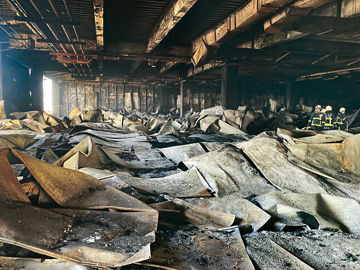 全聯倉儲號稱使用一級耐燃庫板，但大火後現場被燒得滿目瘡痍。（台中市消防局提供）