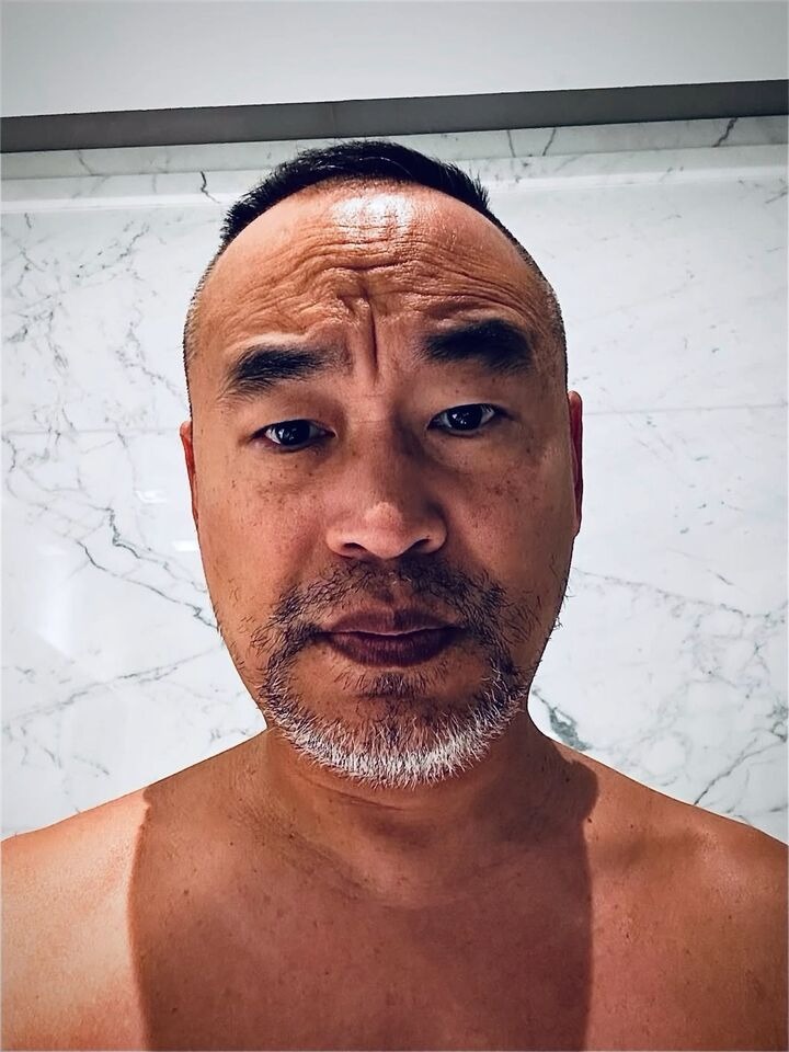 劉容嘉笑虧黃立成都50歲了，是該保養一下。（翻攝自threads）