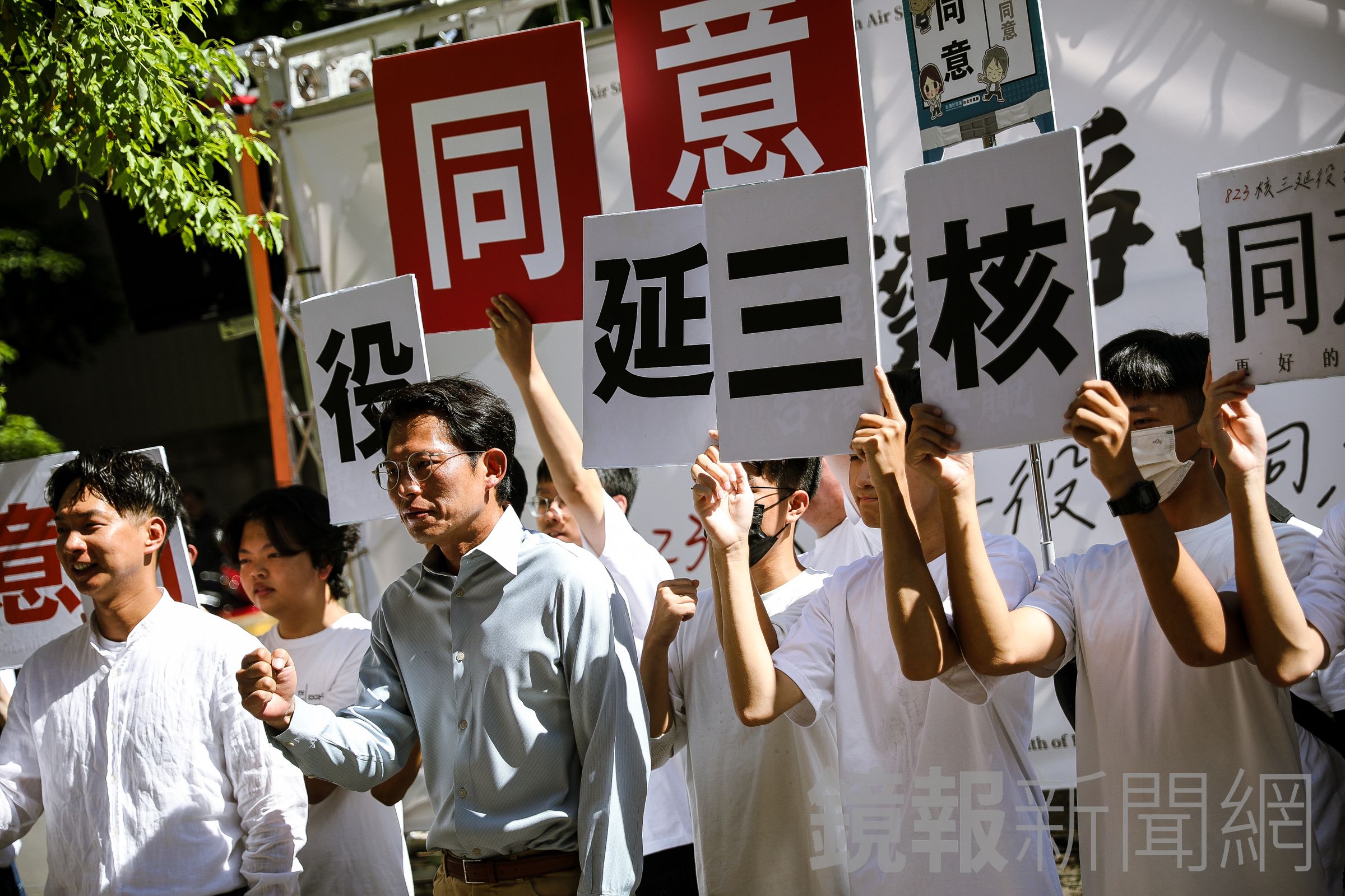 黃國昌今日在台北內湖進行重啟核三公投車掃前,爆料接獲澎科大學生投訴,稱投票通知單全被壓在軍訓教官,沒有主動發給學生。(鏡報鄒保祥)