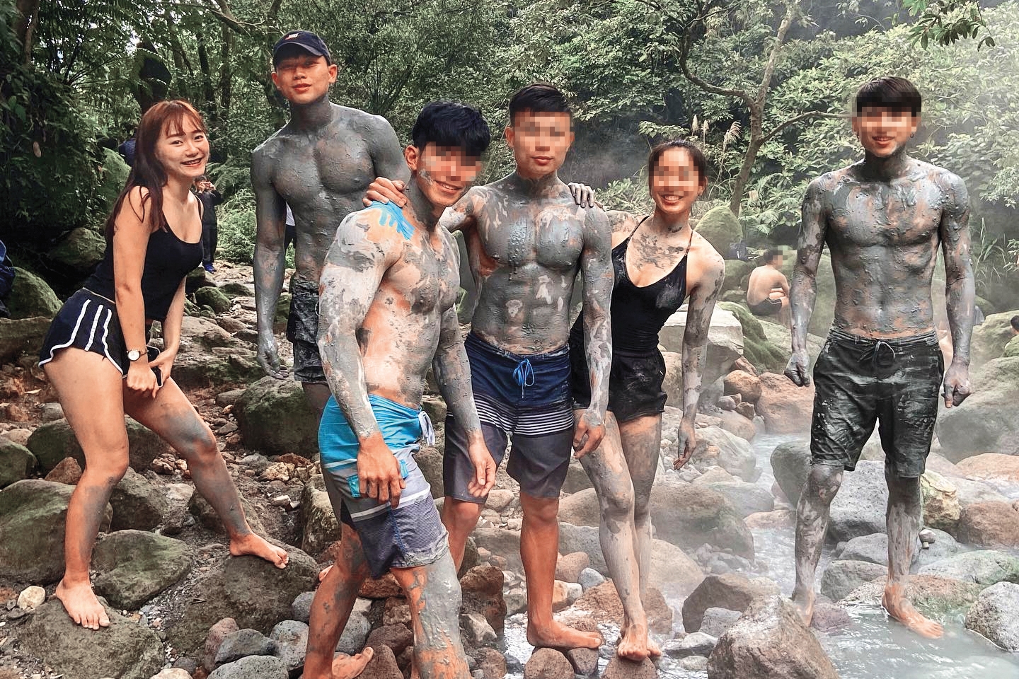 之前昆娜（左一）與翁琝森（左二）交往曾留下照片，據傳兩人交往半年就結婚了。（翻攝自翁琝森IG）