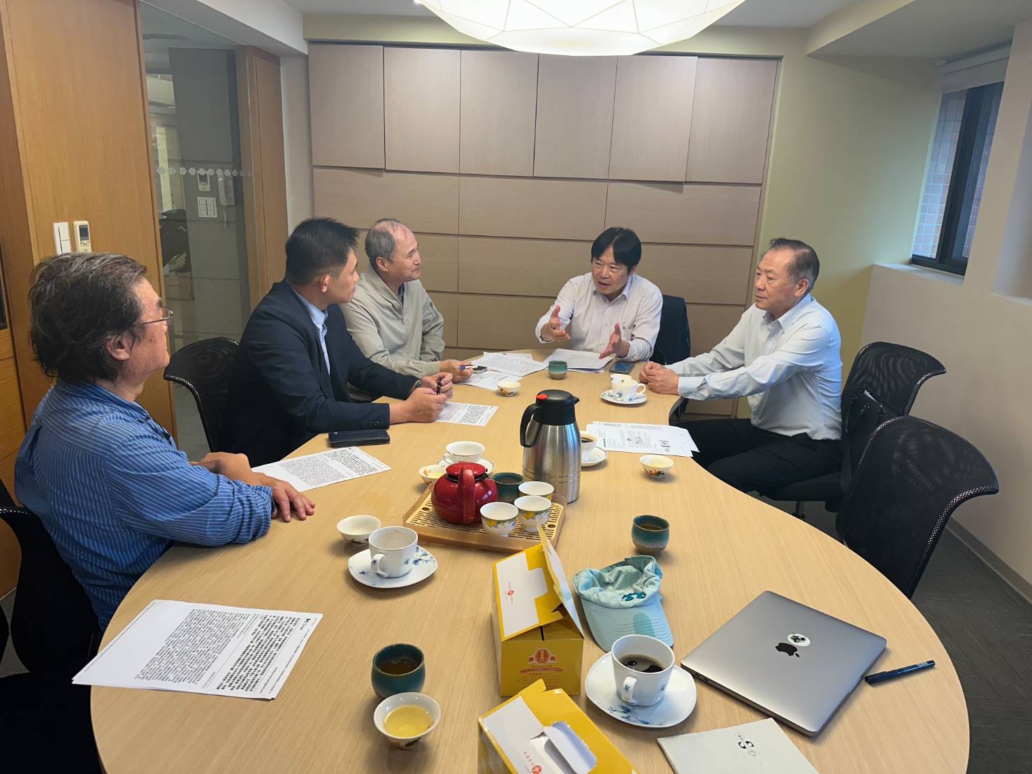 調查局前副局長孫承一退休後，發起「中華民國石虎保護協會」，號召一群熱愛大自然的友人共同保育石虎，並拜訪林保署交流意見。（中華民國石虎保護協會提供）