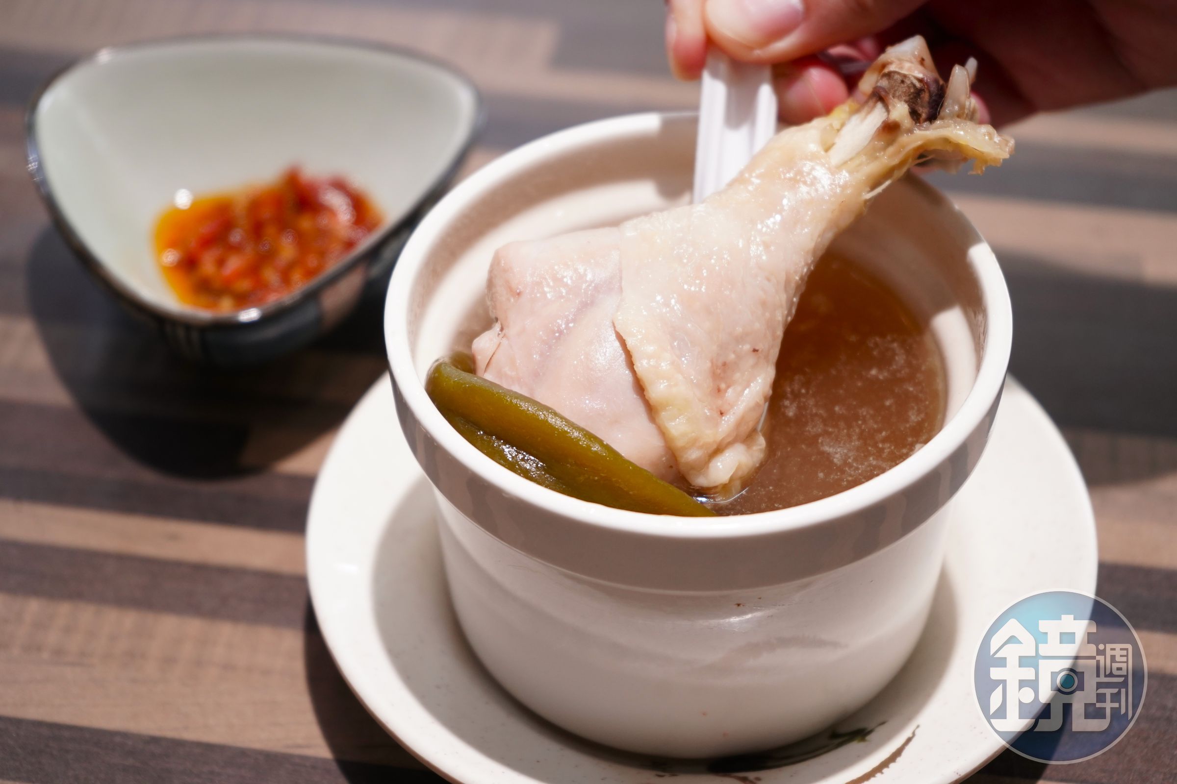 「辣妹湯」喝得到剝皮辣椒的辛辣和甘甜味，雞腿肉軟嫩不柴。（70元／碗）