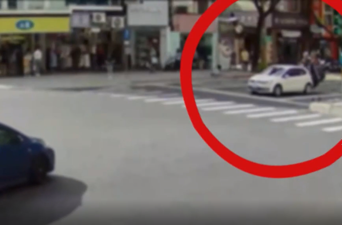 重機4貼上路猛撞前車，後座母與1歲嬰噴飛重摔。（翻攝記者爆料網）