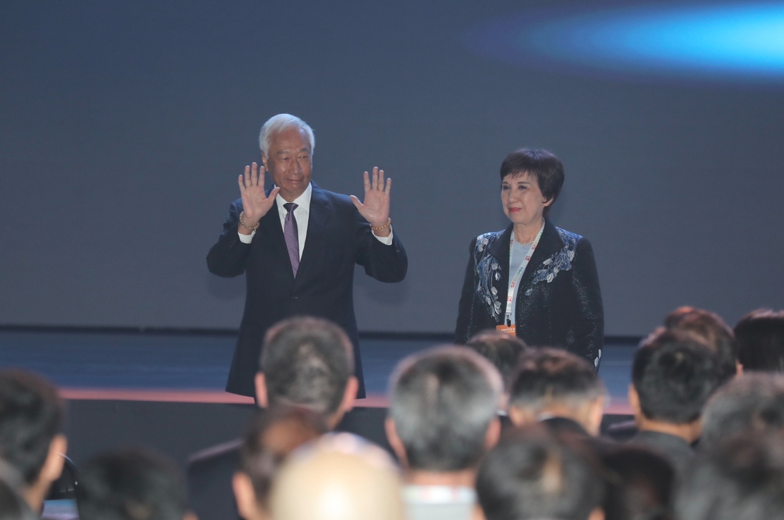 鴻海集團創辦人郭台銘與鴻海集團董事長劉揚偉齊現身鴻海科技日，成為今日科技業話題。