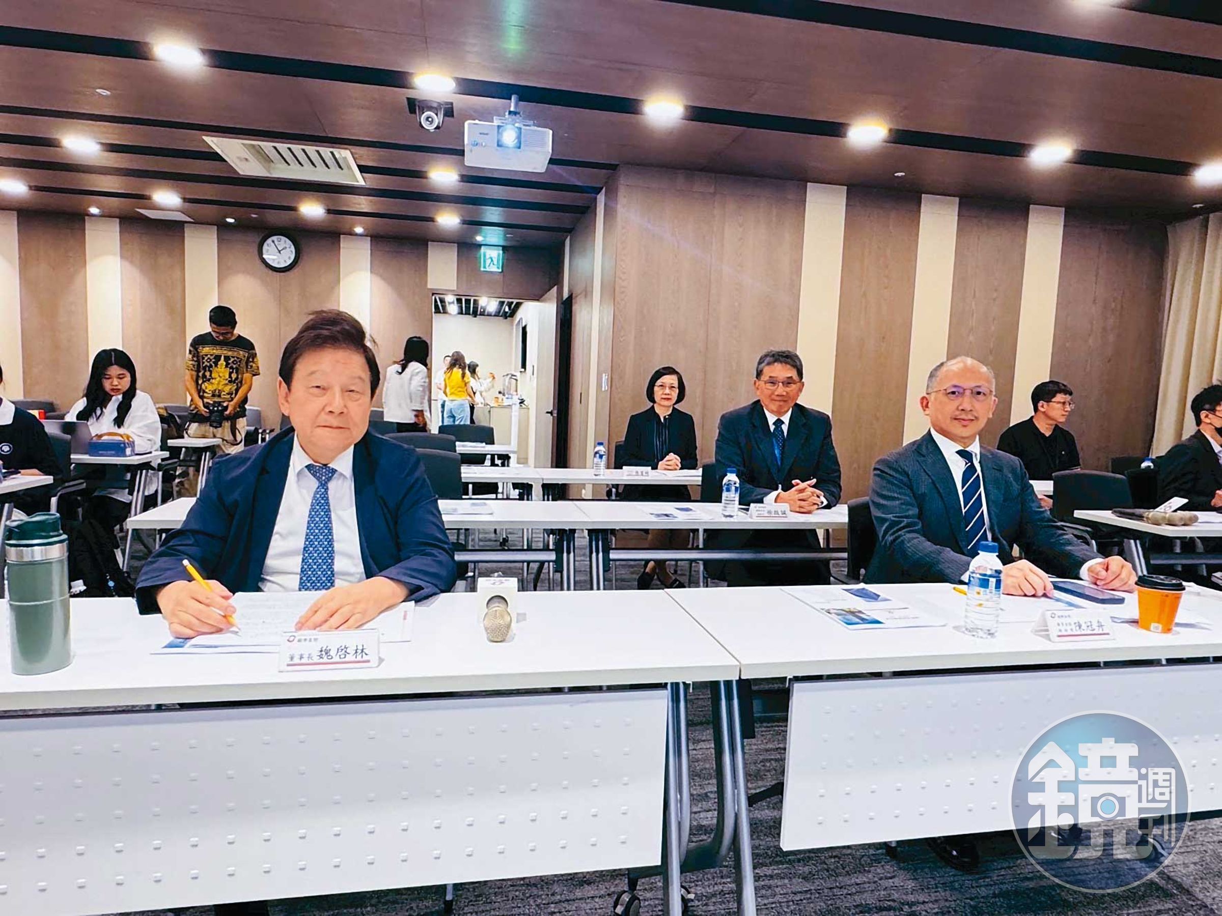 今年第3季法說會後,國票金董事長魏啟林(前)表示,2大股東沒有不合,只是奇摩子(心情)不好。(國票金控提供)