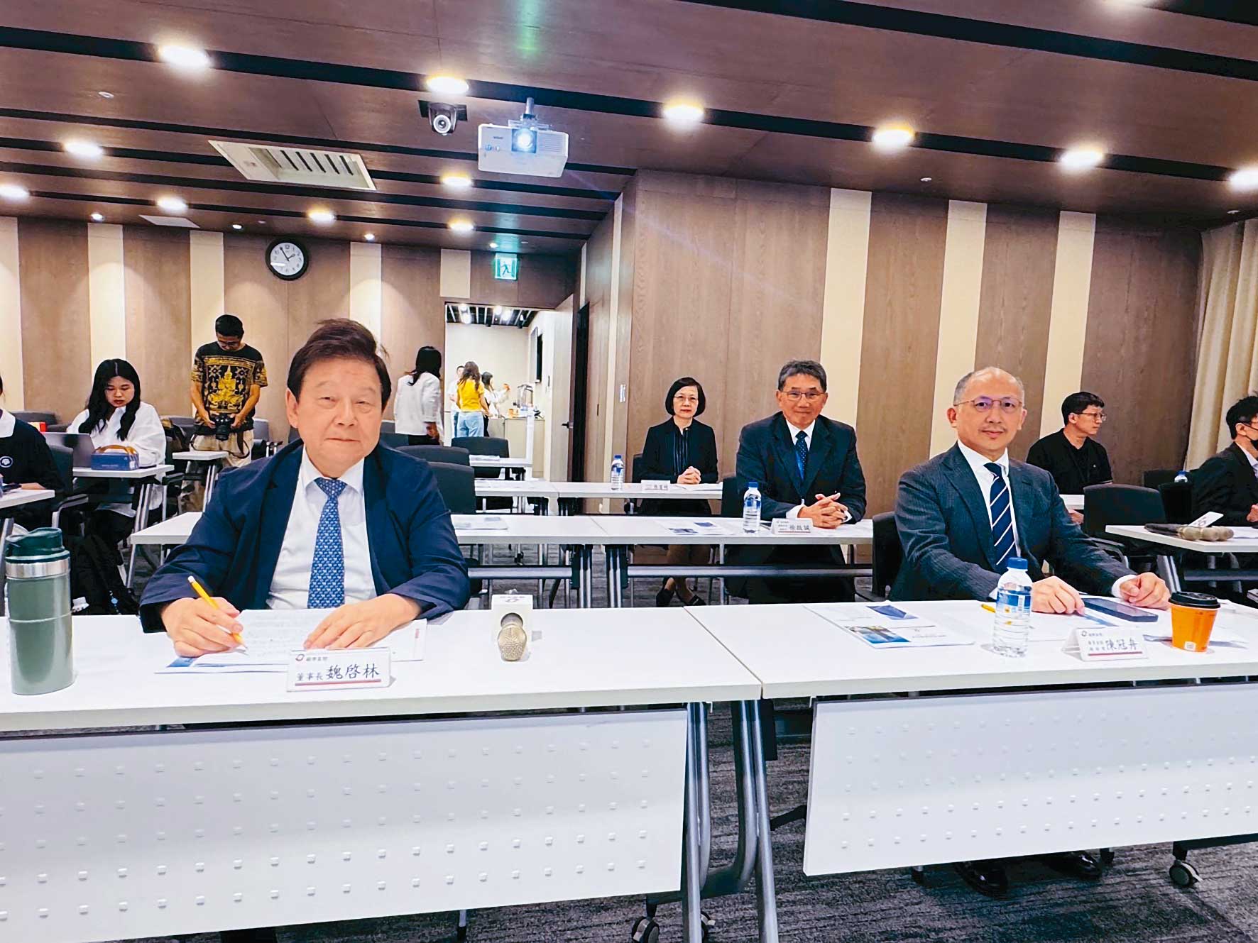   今年第3季法說會後，國票金董事長魏啟林（前）表示，2大股東沒有不合，只是奇摩子（心情）不好。（國票金控提供）